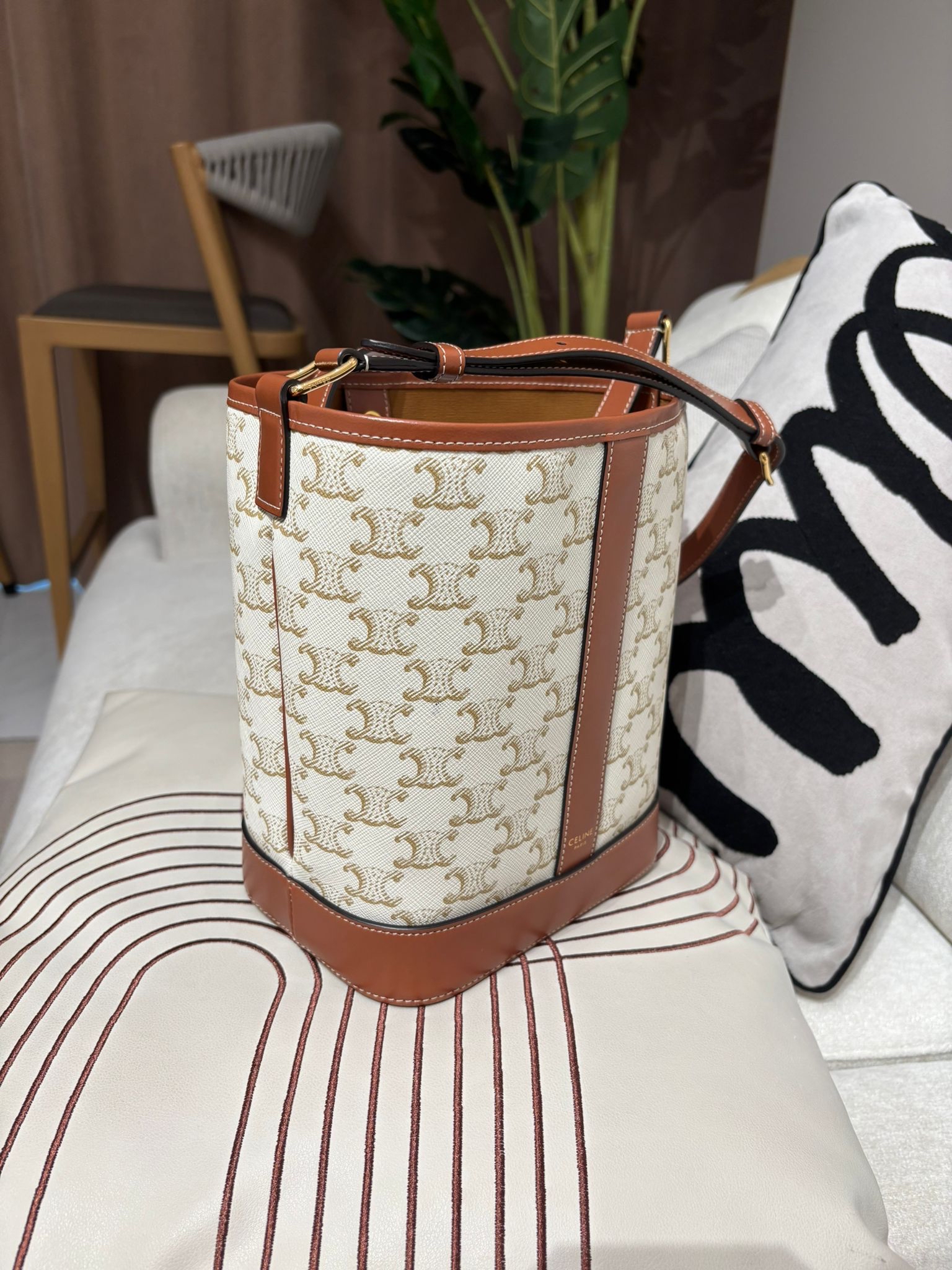 Celine SMALL BUCKET IN TRIOMPHE CANVAS AND CALFSKIN 100%Authentic, 98%New ✅Dust bag
