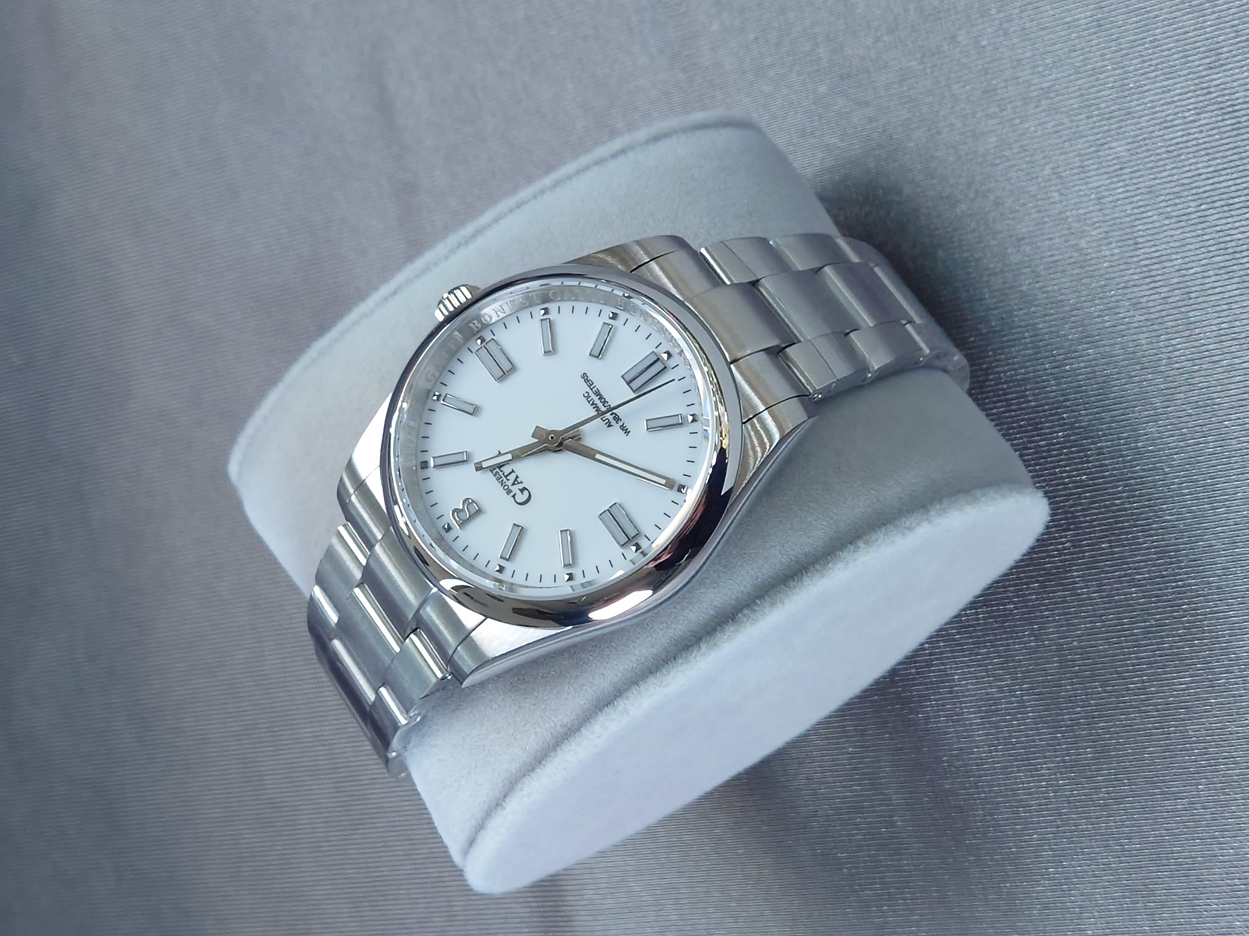 Bonest Gatti 隱藏錶面馬年特別版動錶 BG8015-S1 白