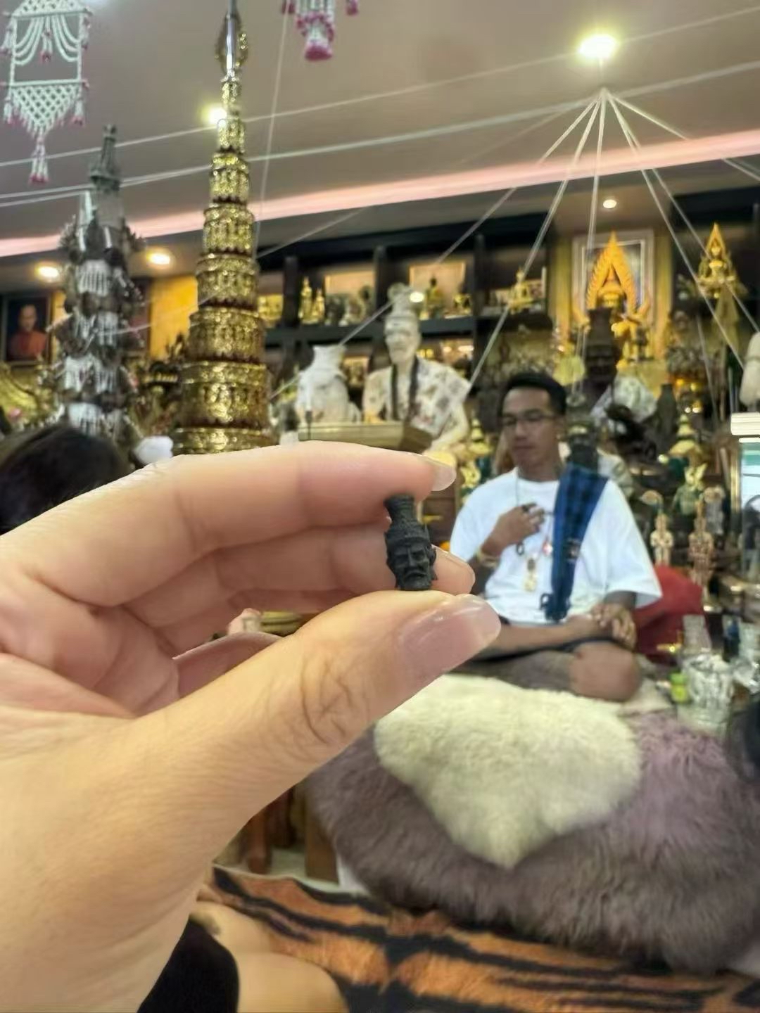 阿贊mon第一期九寶銅火眼魯士（魯山打肺），從魯士頭底部加入阿贊mon的人緣膏和天神蠟