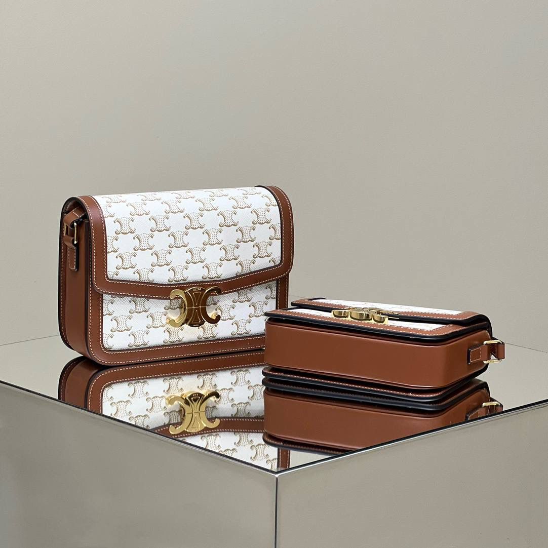 🔥大货实拍图 𝗖𝗘𝗟𝗜𝗡𝗘 ♥ 𝗧𝗥𝗜𝗢𝗠𝗣𝗛𝗘 𝗕𝗢𝗫 型号：191242 中号尺寸：22.5*16*7cm 小号尺寸：18.5*14*6cm 凯旋门自发行以来就一直火的一塌糊涂，最开始的老花到纯色到帆布，这只帆布真的太好看了，超级清新！