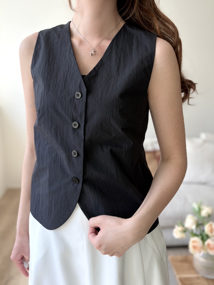 Minimal Buttoned Vest (Black)