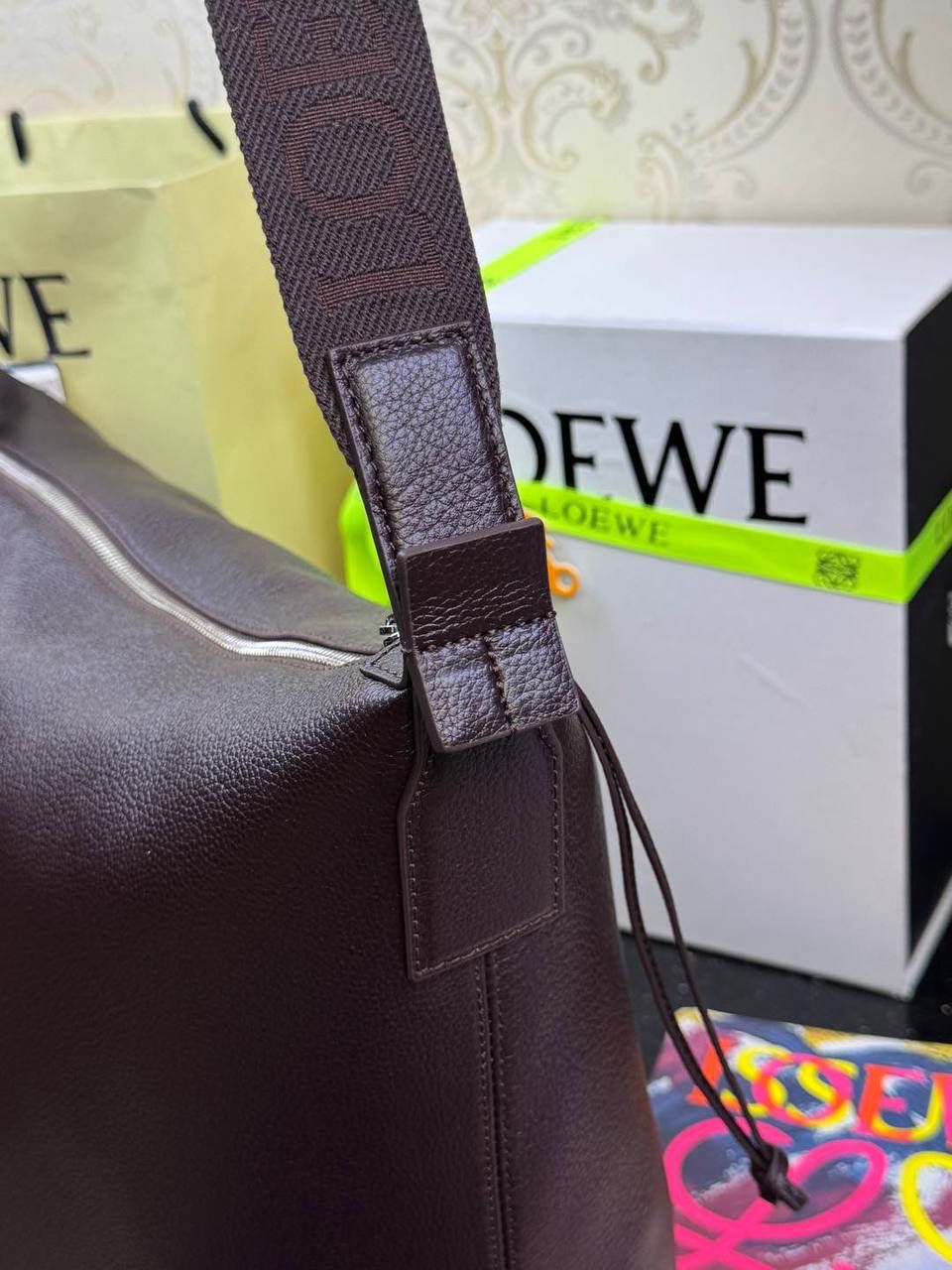 *𝐂𝐮𝐛𝐢 🍓2025最新款 大号斜挎包😎 尺寸:𝟒𝟒-𝟏𝟖-𝟑𝟎cm 编码:062353朱砂红 宽敞且柔软的cubi手袋，粒面牛皮柔软细腻，可任意折叠体形，配有Anagram刺绣提花肩带。 肩带可调节，可斜挎或侧背，拉链封口，绒面内里，内里可置放13/14寸笔记本电脑~