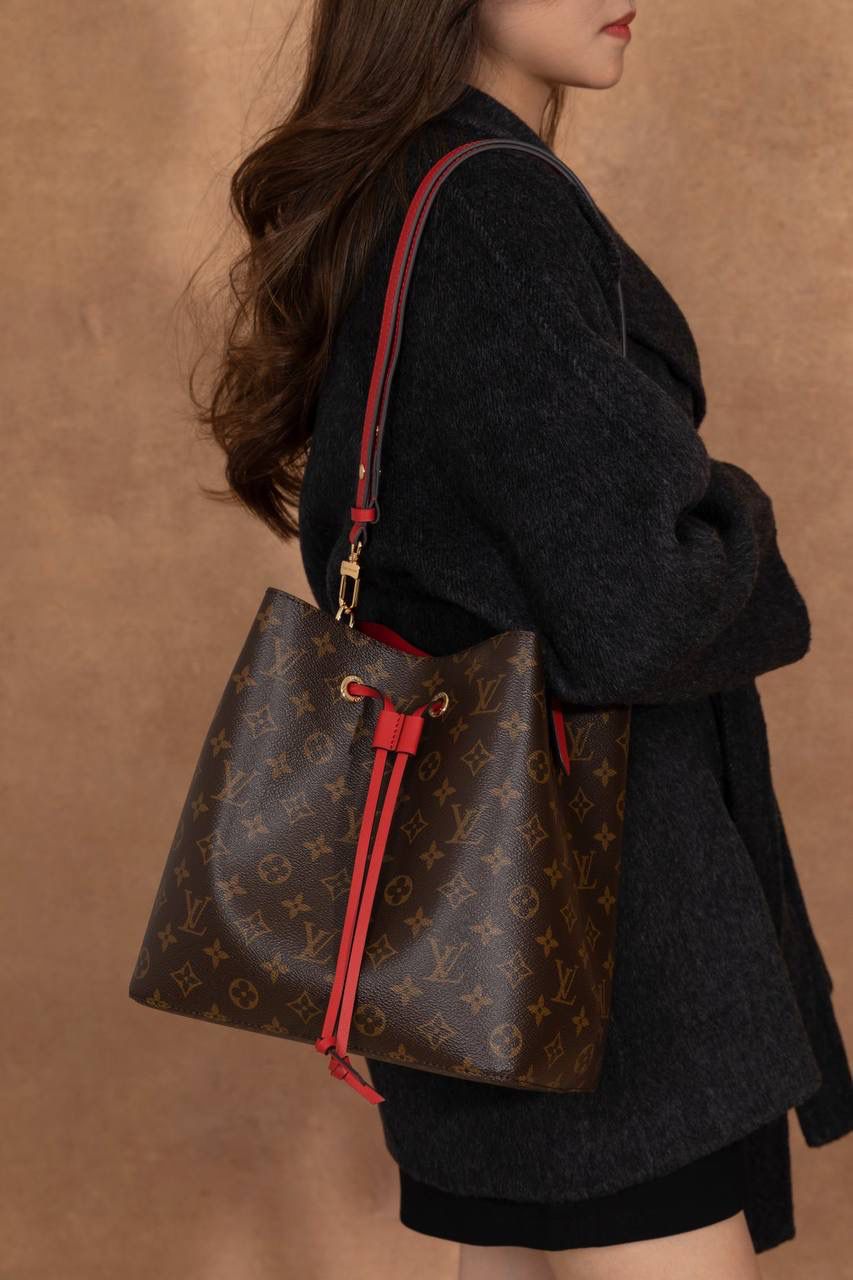 LV水桶包🎀 尺寸 26×26×17.5cm▪️ 这是很多人入门都会选的经典款，超受欢迎！原本在 1932 年是用来装香槟的酒袋，现在变成超时尚的水桶包，经典到不行，被叫“经典之王”一点都不过分😍💯