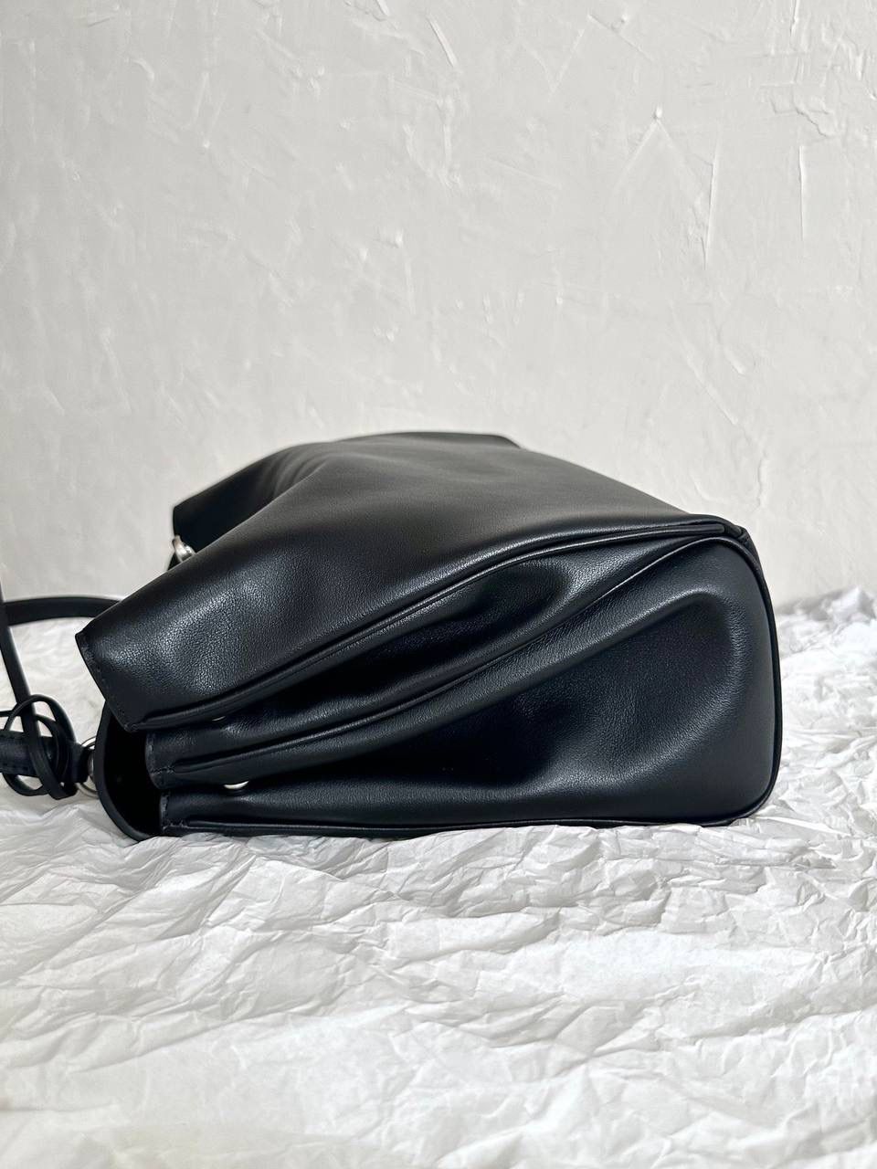 超级销量王🔥 ba1enciaga rodeo中号 黑银🖤💿 这只包的皮一定不能硬！ 我们家是安排了最贵的原厂皮来做的 还有一定要做出整个包的松弛感！ 大号：39.8×29.9×12.9cm789744m 中号：35×23.3×10.9cm789772m 小号：28.9×20×9.9cm789779m mini：23×17×9cm795456m