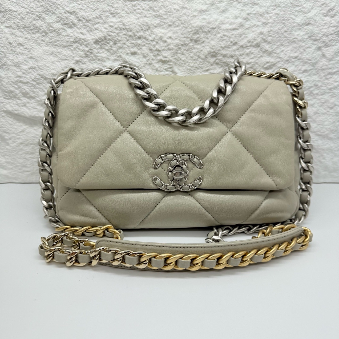 Pre-Owned CHANEL 19 / Product Code: 081421