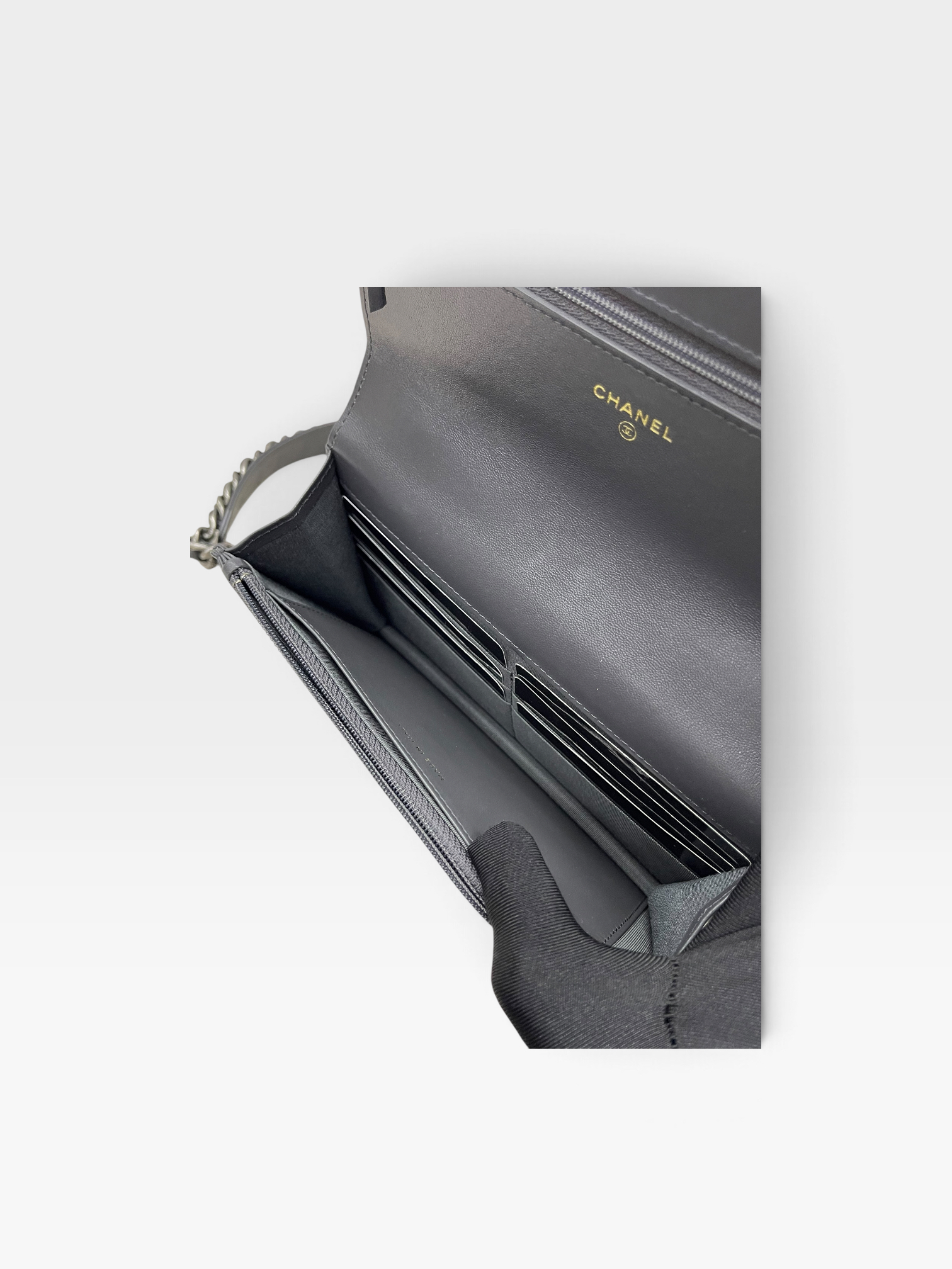 Pre-Owned CHANEL 19 Wallet On Chain / Product Code: 091008