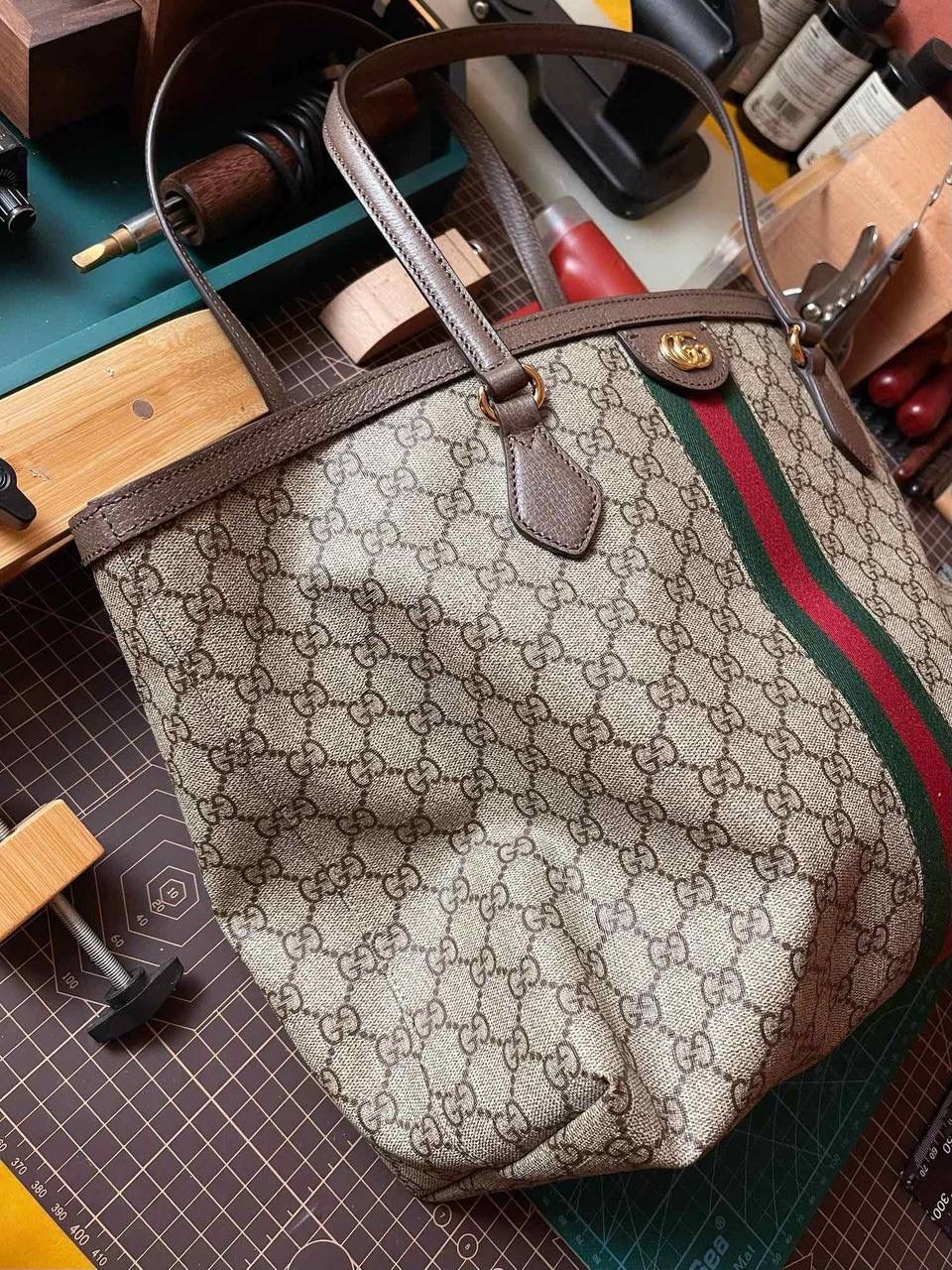 🔘ophidia系列中号gg购物袋（可自由出入专柜） 回顾近几年当红的购物袋不难发现多数都是以简约设计为主，简单但又百搭，ophidia系列的购物袋就能应变千变万化的时尚风格，利用红绿织带来点缀低调质感的外观，添加独特性及辨识度。包身皆是以柔软的正厂同源皮革制成，做工细节十分精致，不输zp，版型做工都经得起推敲，正厂超细纤维衬里麂皮，纤维结构紧密，不轻易起球，耐磨性强。我们超强工艺背景下满足的性价比能让更多宝宝毫无负担的拥有它，大容量的设计也能满足重视功能性的你们‼️ 尺寸：38x28x14cm 🔍款号：631685