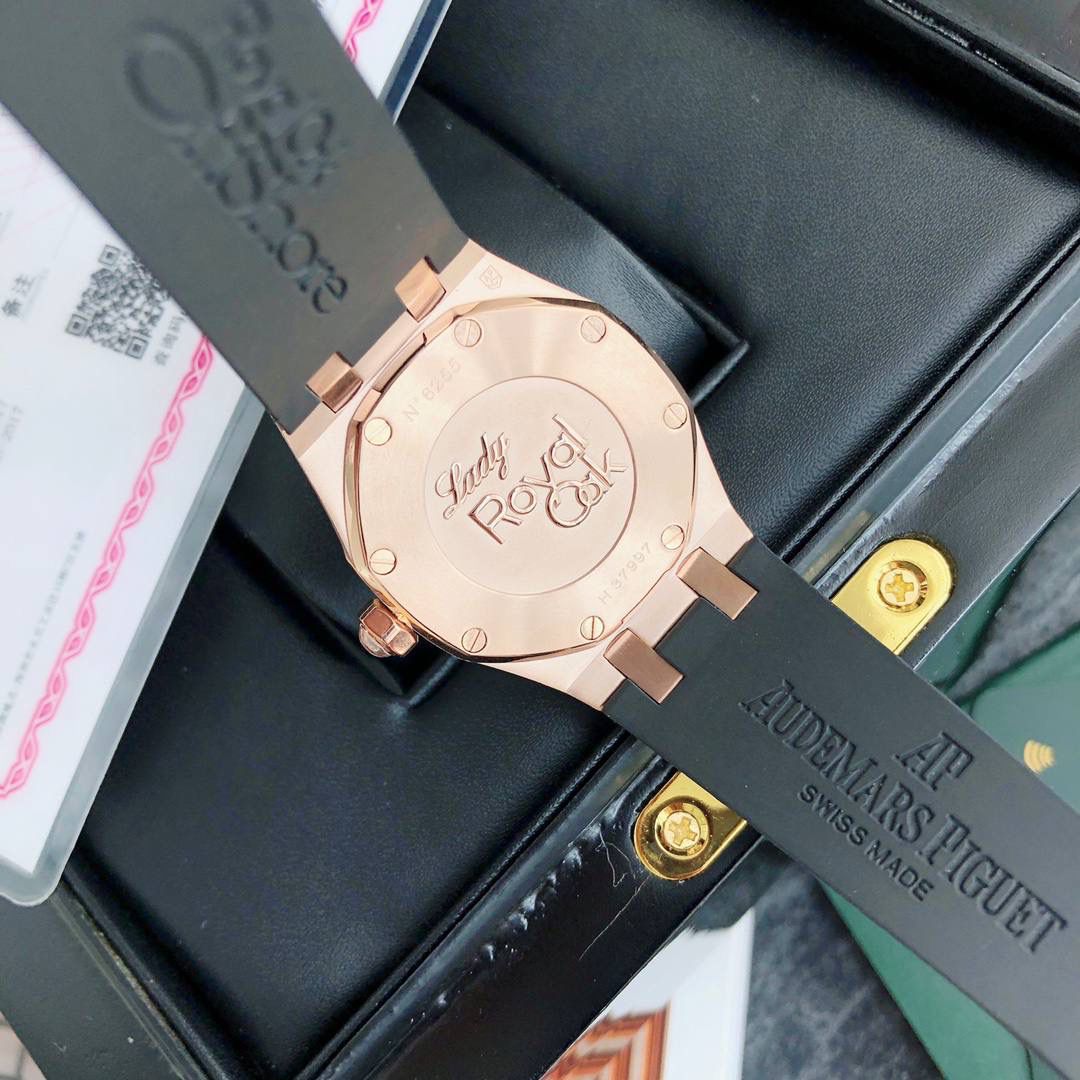 全网女神看过来😍😍这款爱彼女表才是最具有性价比的… 爱彼皇家橡树系列型号67601石英腕表，皇家橡树系列独有的八角形外观还拥有爱彼独特的设计风格也将女士优雅风格融入其中，深受女明星们的爱戴，即使只有33毫米的小尺寸，也将爱彼独有的纯净美感与刚毅线条展现的淋漓尽致💝💖💘而镶满钻石的表圈也为佩戴的女士增添了更多的柔美。（32颗1.6明亮式切割美钻，总重约0.65克拉）巴蒂镶嵌一枚半透明凸面蓝宝石，搭载瑞士进口石英机芯，拥有实用的日历显示功能，女士们佩戴起来不会显得沉重 ，配专柜最新全套包装发货！这种货一般数量不是很多哦