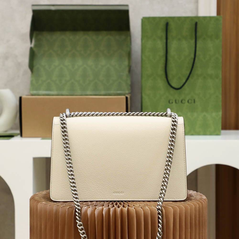 𝐃𝐢𝐨𝐧𝐲𝐬𝐮𝐬经典酒神系列 #400249#原厂皮 ▫️尺寸：28*18*9cm▫️ 风靡全球的𝑫𝒊𝒐𝒏𝒚𝒔𝒖𝒔酒神包， 精致的虎头扣搭配施华洛世奇水晶钻点缀， 大气又浪漫的气质，有一种低调的奢华气质， 白色超级温柔，有一种心动颜色的味道， 这一款是全凭美貌征服审美入手，颜值真的是绝绝子，超级无敌好看，而且可盐可甜的少女感满满，搭配施华洛世奇水晶钻，让你没有理由拒绝的一只高颜值的酒神！🤩🤩