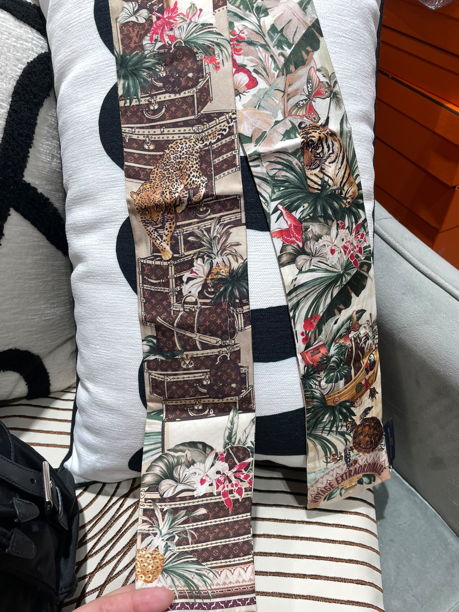 LV Twilly 100%Silk 100%Authentic, 98%New