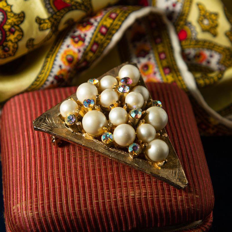 1970s America Triangular Faux Pearl Brooch with AB stones (EA1522)