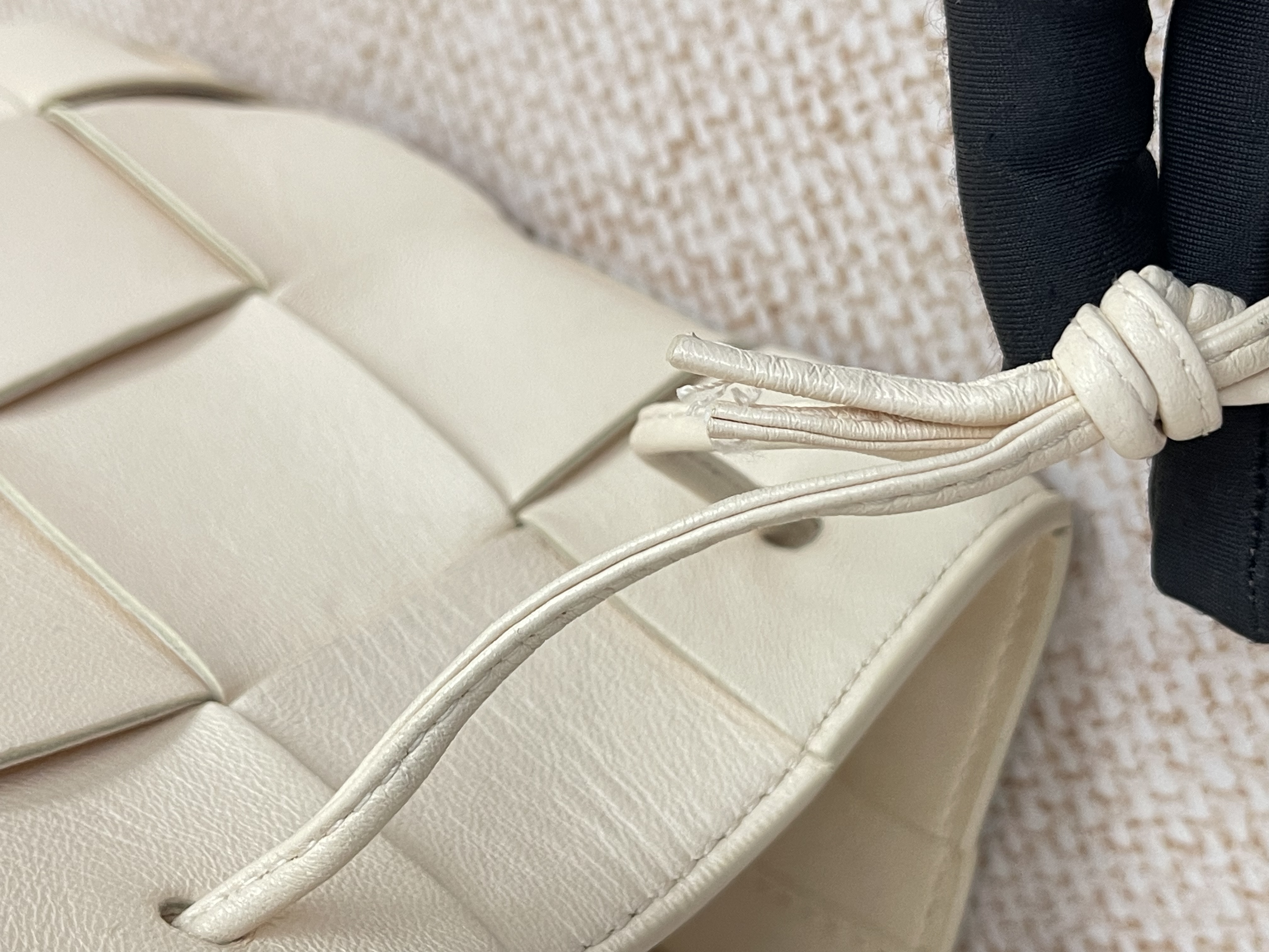 Pre-owned Bottega Veneta Cassette Bucket Bag/ Product Code: 26042401