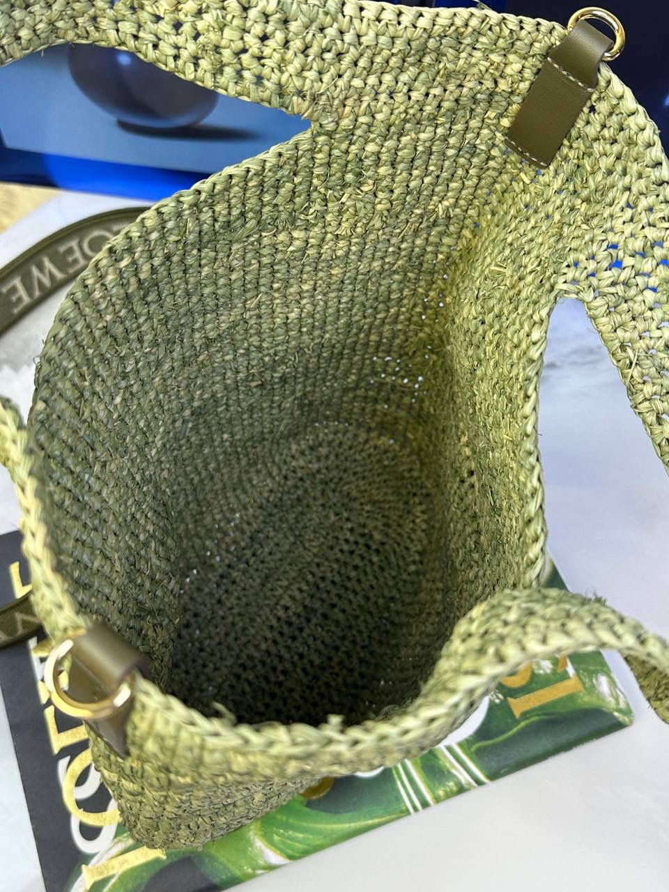 🎈𝙋𝙖𝙪𝙡𝙖 𝙞𝙗𝙞𝙯𝙖 迷你酒椰草编包𝙎𝙡𝙞𝙩🧺 ——【橄榄绿到货‼️】 面料：进口拉菲草/牛皮 尺寸：𝟑𝟎-𝟖-𝟑𝟎𝐜𝐦 编码：652405 （下单须知：由于天然纤维材料特别，带毛刺，日照时间长短不同，颜色略有变化，纯手工编织制作而成，每一只都独一无二，每个包的尺寸也有所不同‼️完美主义者慎入⚠️） 👉🏻此款草编包由纯进口拉菲草叶手工编织制作而成，搭配有一条可拆卸的刺绣宽肩带，可斜挎/肩背/手提等多样化背法❤️时尚清新，软塌不定性，慵懒又随性，夏日出行必备‼️