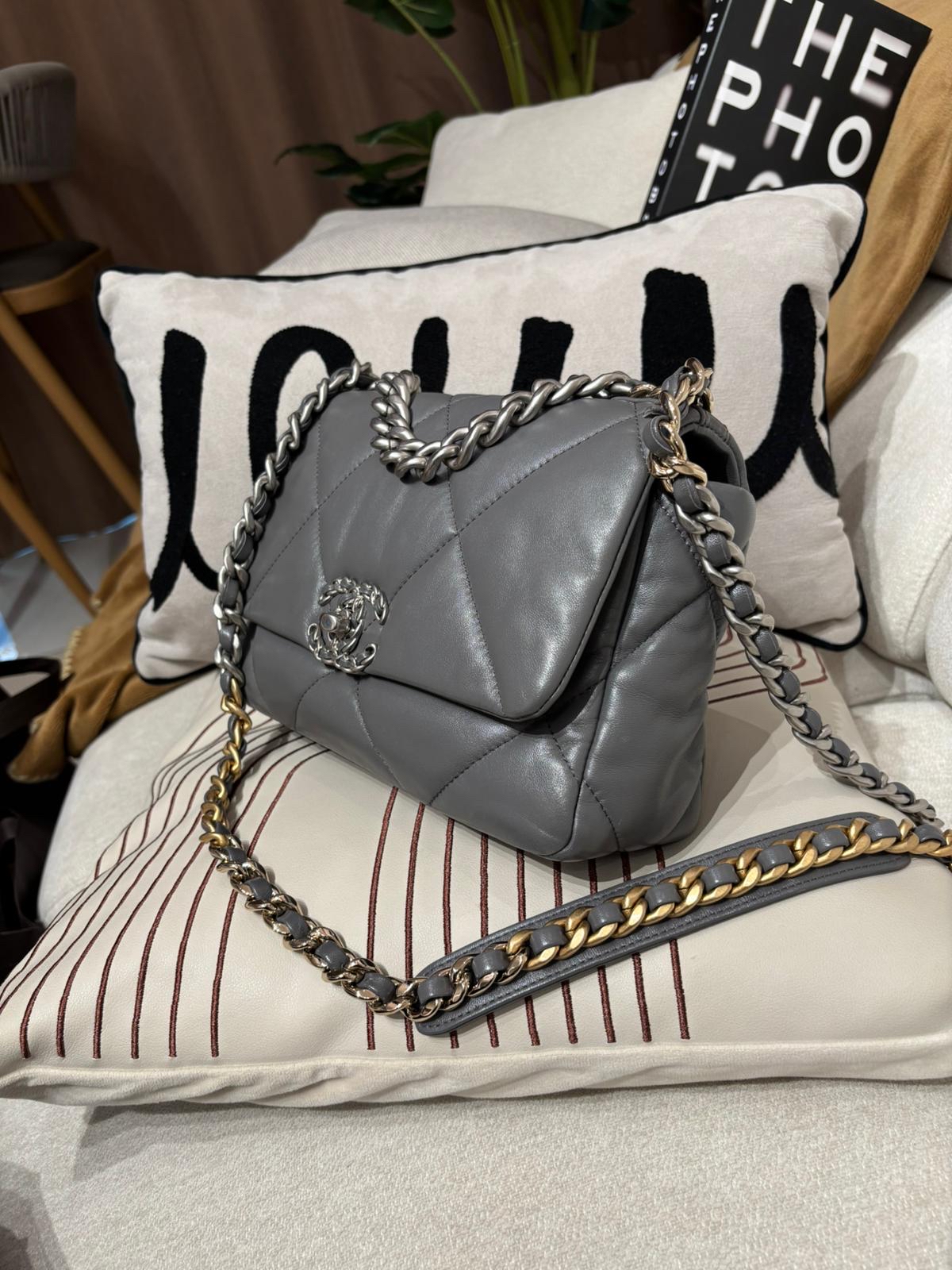 Chanel 19 Small Grey Calfskin 100%Authentic, 95%New ✅晶片✅Dust bag ✅Box 