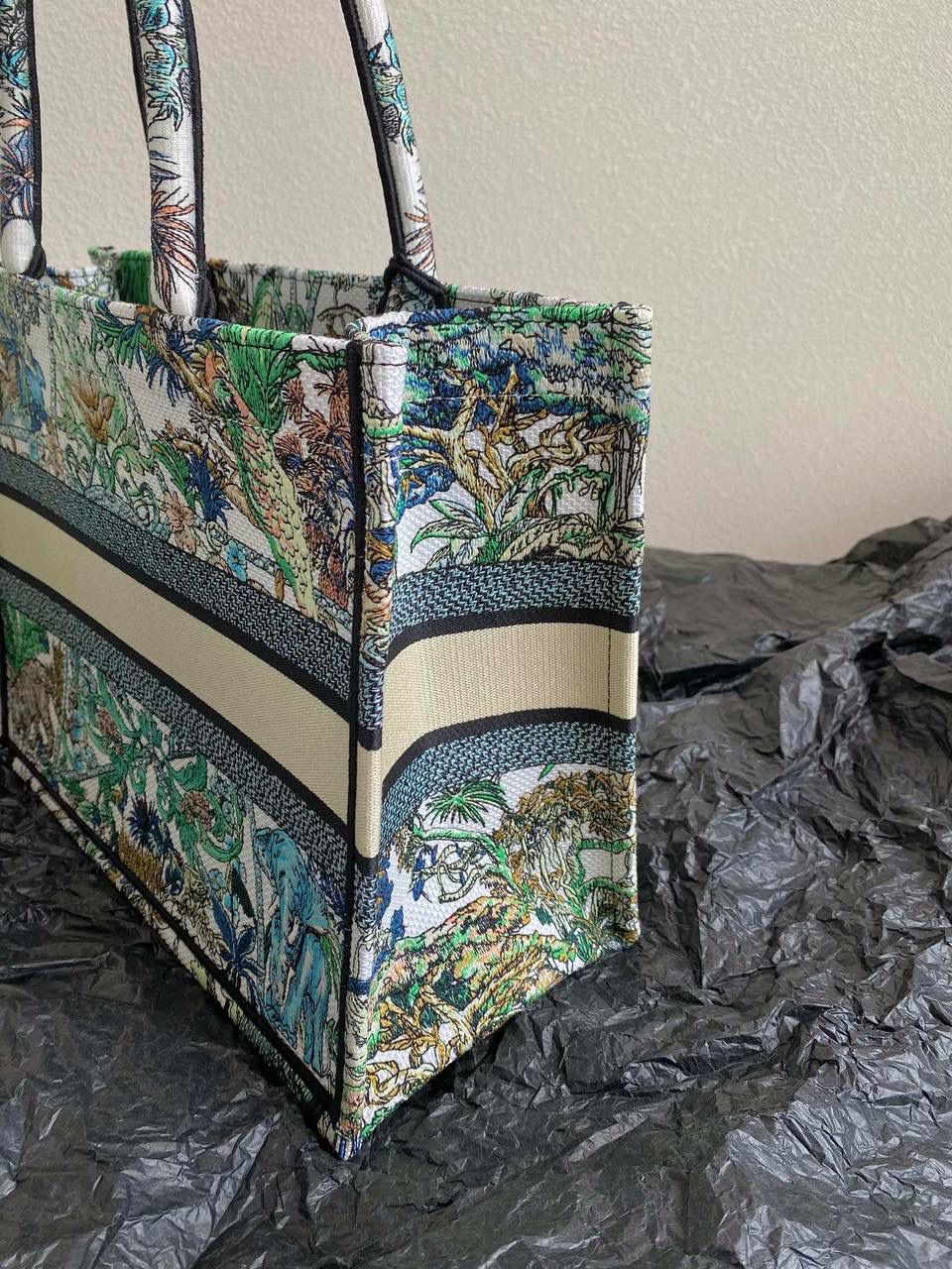 🈶丛林绿，中号 𝗖𝗗 𝗕𝗼𝗼𝗸 𝗧𝗼𝘁𝗲 23限定购物袋 对于我这种偏爱彩色的来说，简直惊叹 不得不说被这只戳到，好美很适合去度假🏖️😍 印度异域风情，大自然永远有的灵感 绿色的繁茂植物和幸运星结合在一起 有种扑面而来丛林夏日的神秘，且高级🌳 多元素的文化交流，是一只行走的艺术品 36.5×28×17.5cm