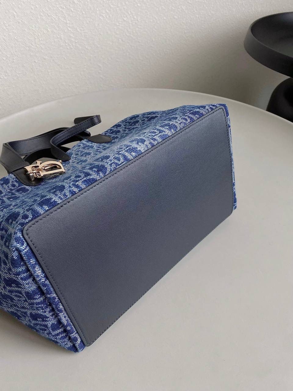 🈶牛仔蓝 𝗗𝗜𝗢𝗥 𝗧𝗼𝘂𝗷𝗼𝘂𝗿𝘀24石洗丹宁 这期的牛仔系列真的超爱！ 它的热度不亚于任何一只经典款 深蓝色丹宁➕经典的Oblique印花， 不规则石洗效果，渐变感特别且帅气 牛仔很百搭也没有什么季节性，所以这系列是既特别又经典 不怕过时 姐妹们可以放心冲！🔥🔥 尺寸：28.5×19×21.5 #M1292m