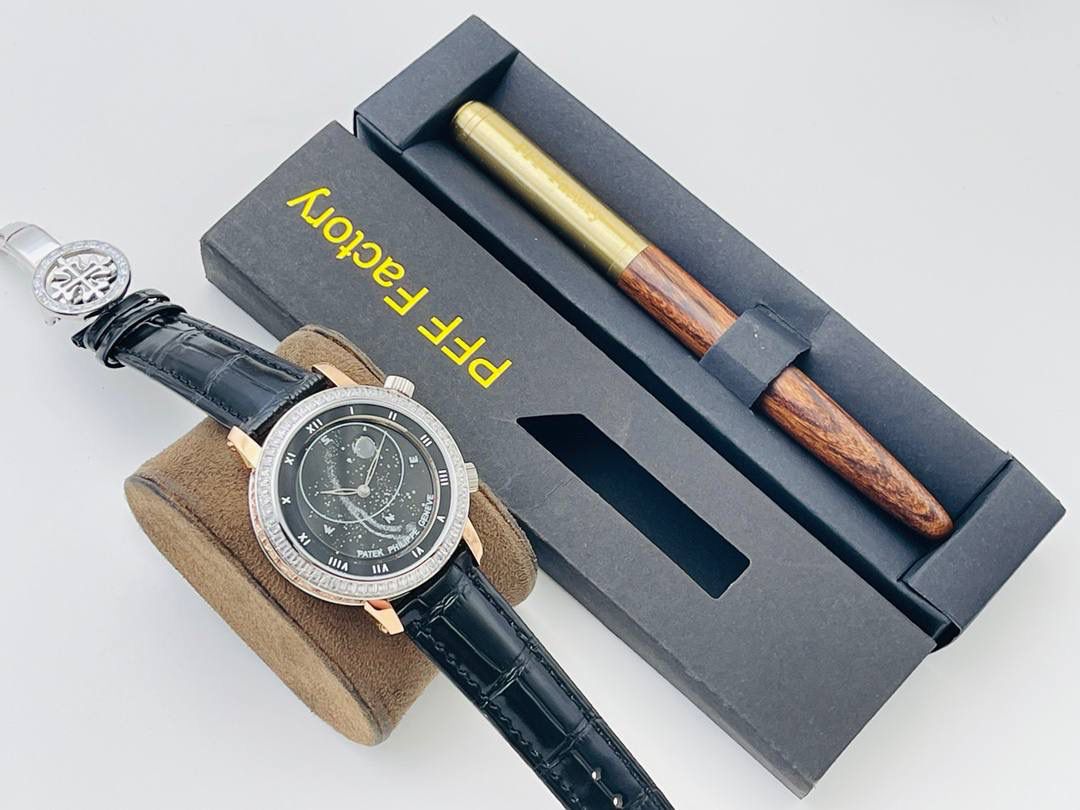 V4升级版 市场最高版本 功能跟正品一样 百达.翡丽星空升级终极版！升级细节： 1⃣️做到了跟正品满天星自动转的功能！ 2⃣️升级日历的排法和正品一样的顺序！ 3⃣️直径42毫米，厚度11毫米！ 4⃣️最大亮点：百达.翡丽星空里的月亮会根据天空上的月亮变化而变化！根据天空上的月圆月缺搬（初一月弯弯初十五月圆）到手表上了！