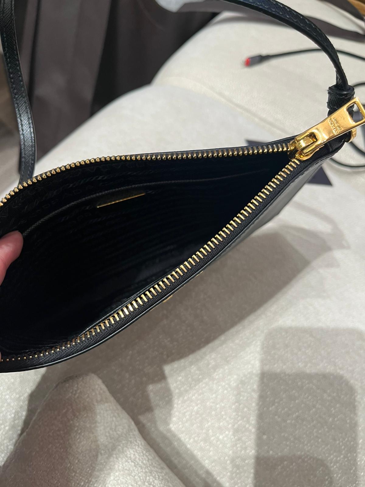 Prada 1NH004 十字皮紋牛皮黑色 Hobo Bag 100%Authentic, 98%New ✅ certificate