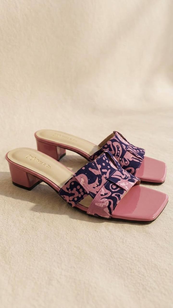 5846 - Anyaman Slide Batik Heels
