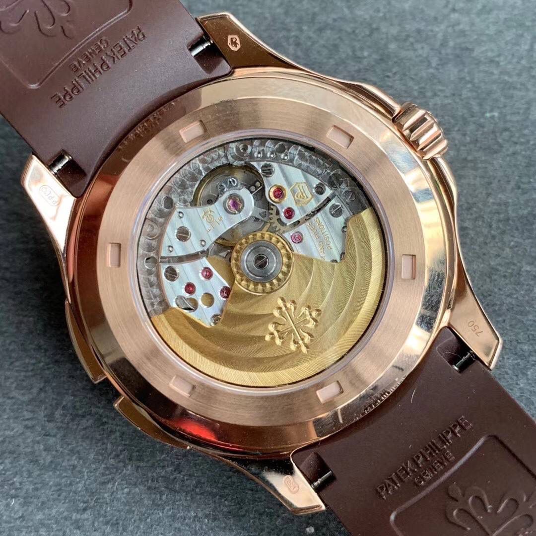 🔥全新PP百达..翡丽 复杂功能AQUANAUT旅行家＂手雷＂5164A系列＂V2＂超强升级版🔥 全新V2技术重点突破 1⃣️：升级最新机芯为PP. Cal.324 S C FUS 一体机，机芯摆轮位置实现与正品一致方向，现为市面最高版本。 2⃣️：新款字面巧克力颗粒感形状更立体 3⃣️：精益求精 V2版机芯主夹板字体更细致 升级为最新换代甲板鸽子血红宝石 实现最接近正品的工艺。