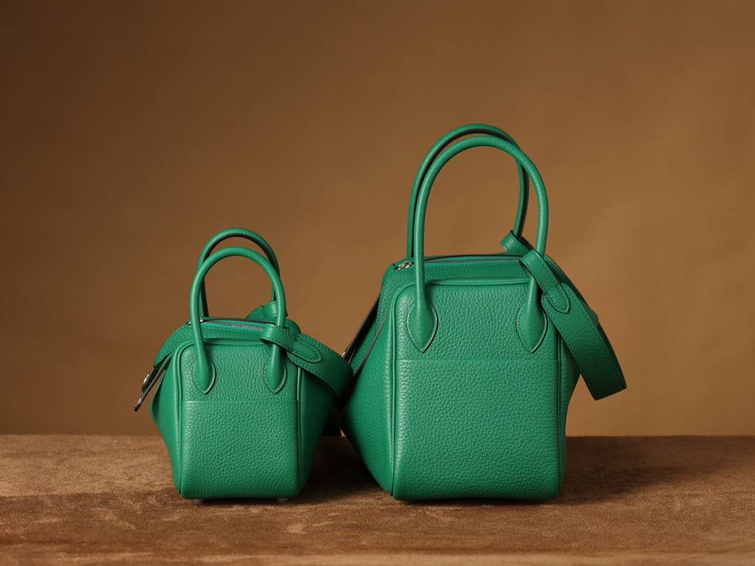 Hermes 爱马仕 Lindy mini、26cm 丝绒绿金银扣💕 组合图 对比图🤟🏻 尺寸：19*12.5*9cm 尺寸：26*18*14 cm