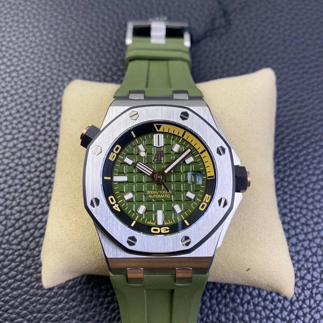 新款亮相 爱彼潜水表——新款爱彼15720！腕表尺寸42mmX14.2！ 1:表壳采用精钢表壳，搭配防眩光处理蓝宝石水晶玻璃表镜和表底，黑色陶瓷旋入式表冠，全部数据材质采用正品扫描对标。 2:机芯采用9015改全新的Calibre 4308自动上链机芯，走时稳定，无售后忧虑 3:独家最强机芯夹板打磨，更加立体。全新特调陀片颜色 4:最人性化的活动头粒缓冲，确保吻合正品 5:表盘镌刻“Méga Tapisserie”超大格纹装饰，搭配荧光立体时标和皇家橡树指针，黑色旋转内表圈搭配米色0至15分钟区域 6:采用进口夜光填充，最持久的夜光和最齐的内应刻度 7:原装一致倍数放大镜日历窗口，超强通透性 8:表带采用最新款开模的进口橡胶带，无论纹路颗粒还是质量全部吻合正品，质感更高级。 功能走时精准稳定！