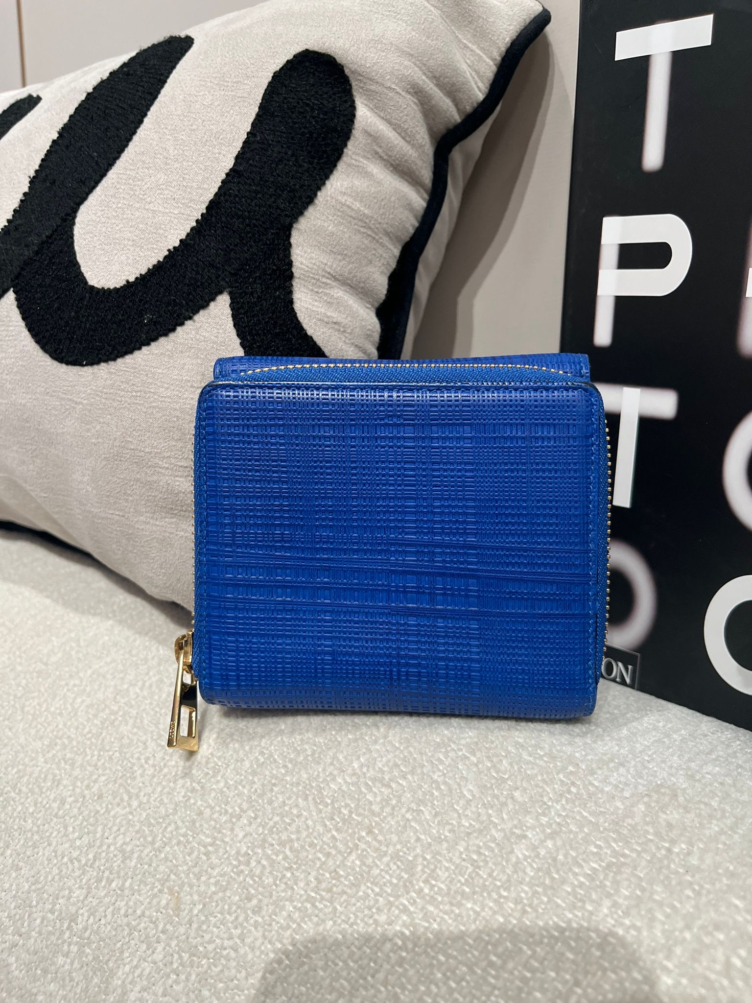 Loewe Folding Wallet 電光藍牛皮銀包100%Authentic,95%new 