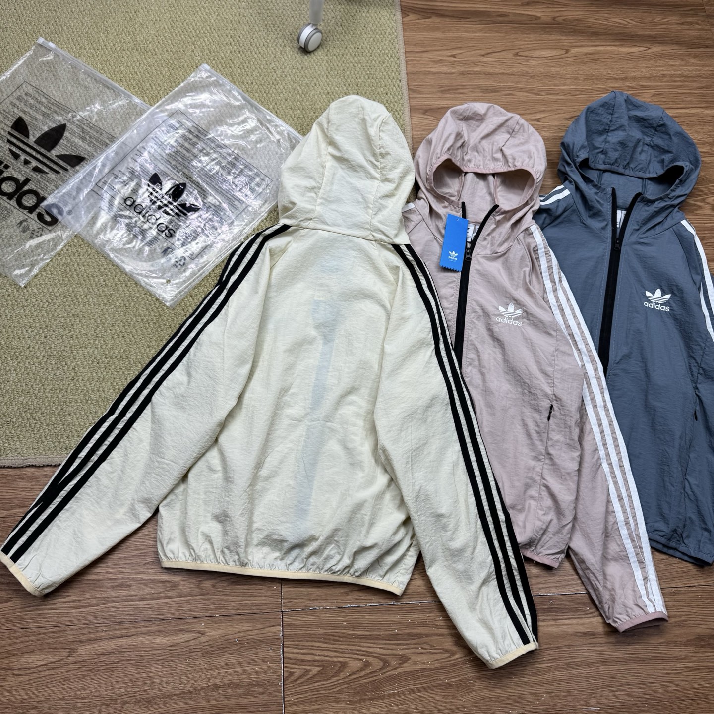 $188件。Adidas 三葉草 三色連帽防曬外套（韓系套裝感）