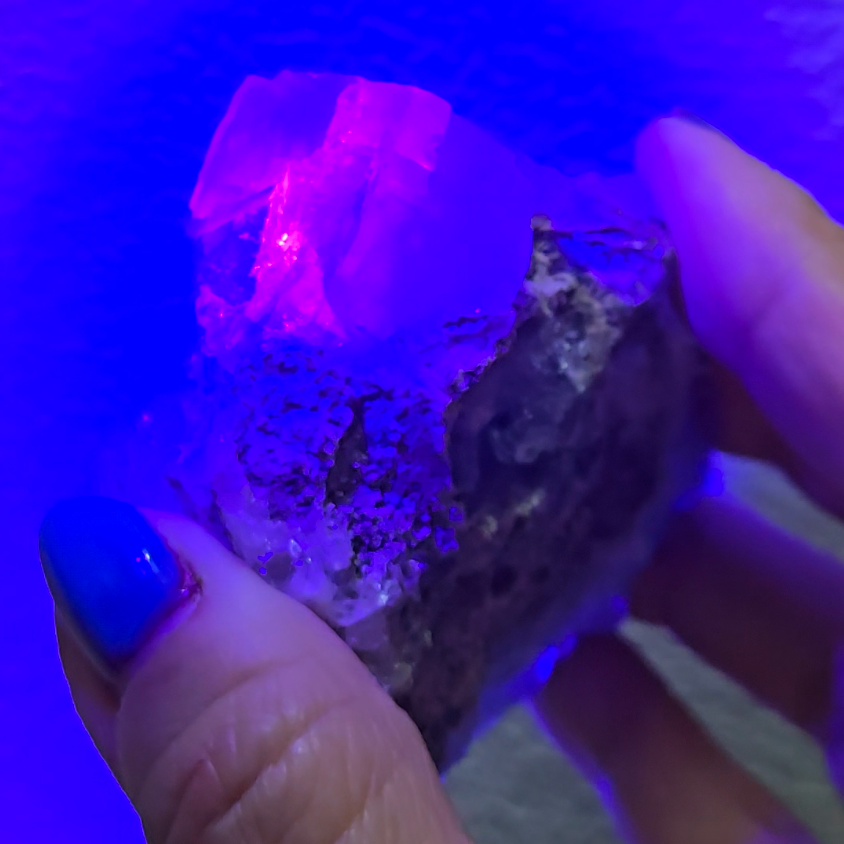 Cubic fluorite with UV-reactive calcite - FL216
