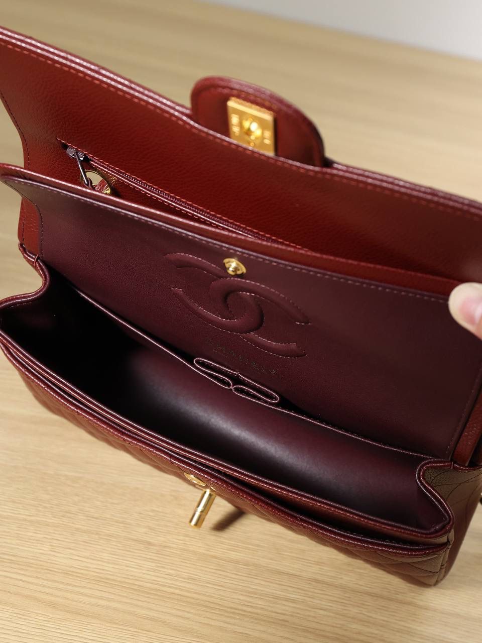 CF枣红金25cm❤️‍🩹 我们家的货出来就是风靡全网 独家正品原厂皮渠道货、荔枝纹银扣出货啦！ 独家渠道货，真正的进口原厂货，正品工艺品质，我们确保所有材料，五金，车线，油边都达到正品百分百的原厂渠道材料，连味道都能一样‼️🔥