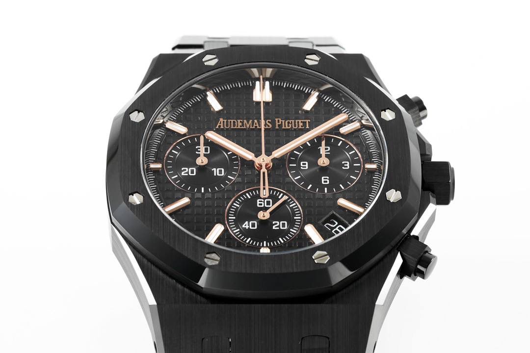 🚀新品爱彼皇家橡树系列26240系列，是一款41毫米精钢自动上链计时码表，搭载APS开发自研Calibre 4401一体机芯，具备飞返计时、小时/分钟/小秒显示及日期功能。其标志性八角形表圈配以八颗六角螺丝，搭配“Grande Tapisserie”大型格纹表盘，层次感鲜明。一体式精钢表链延续了1972年首款皇家橡树的经典设计，兼具运动与优雅。全新开发一体机芯采用导柱轮与垂直离合结构，振频28,800次/小时，与原版完全一致，动力储存约70小时，防水深度50米。AP融合高级制表工艺与前卫美学，是奢华运动腕表的典范之作。💯🔥🔥