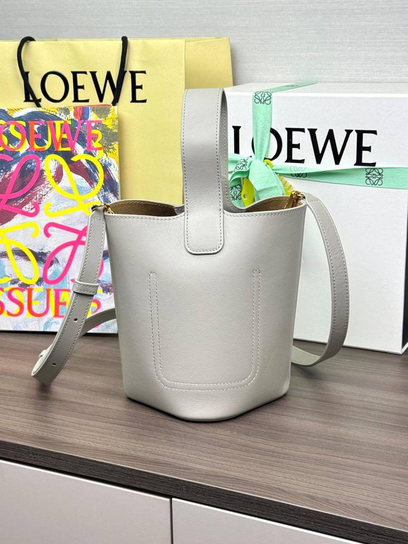 ♥️𝙈𝙞𝙣𝙞 𝙋𝙚𝙗𝙗𝙡𝙚 𝘽𝙪𝙘𝙠𝙚𝙩 ——【银灰色】现货‼️ 尺寸：𝟏𝟔-𝟏𝟔-𝟏𝟗.𝟓𝐜𝐦 编码：062339 【配全套礼盒】 🎈标志性Anagram鹅卵石点缀，配以纯粹简约线条以及瞩目设计风格，诠释全新𝙋𝙚𝙗𝙗𝙡𝙚手袋👜 🎈自带一根🉑拆卸🉑调节的肩带，一包多背，多样化风格，秀场大放异彩😀内里容量超大，日常实用性强👌 🎈配全套专柜礼盒🎁，给你满满的仪式感👀