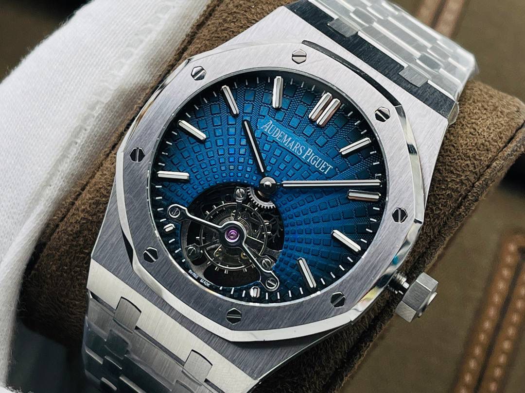 爱彼A P皇家橡树陀飞轮精品腕表 升级细节🔥 1⃣️独家订制Cal.2924机芯，动力储存68小时！ 2⃣️腕表依旧保留的八角形表圈、标志性的六角形螺丝以及经典表带！ 3⃣️皇家橡树系列超薄陀飞轮腕表在经典的“Tapsisserie”格纹上进行再度创新，形成了新的格纹“Tapisserie Evolutive”！熟悉又陌生的表盘格纹装饰带来全新观感，成为这款腕表的点睛之笔。 4⃣️表壳直径为41毫米，厚度为11.2毫米！