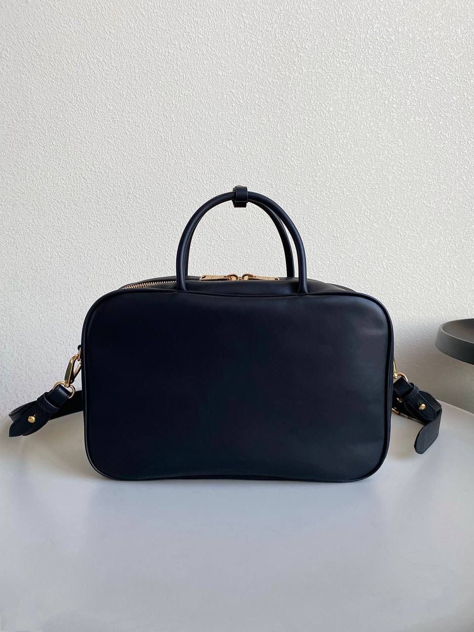 🈶黑色 | 肩带款 𝗠𝗶𝘂𝗠𝗶𝘂23秋冬公文包 比经典老款多了一条长肩带 斜挎手拎更加实用，直接翻红啦！！ 看似一样，实际尺寸上有轻微小改 但差异不大，整体也比老款要薄一点 斜挎起来更有轻盈感，不会显得太笨重 近两年miu水涨船高，爆款制造机 出什么火什么，杀疯了已经，都去冲 一整个甜酷少女感路线，赢麻了！！ 23×34×10cm，#F0020m