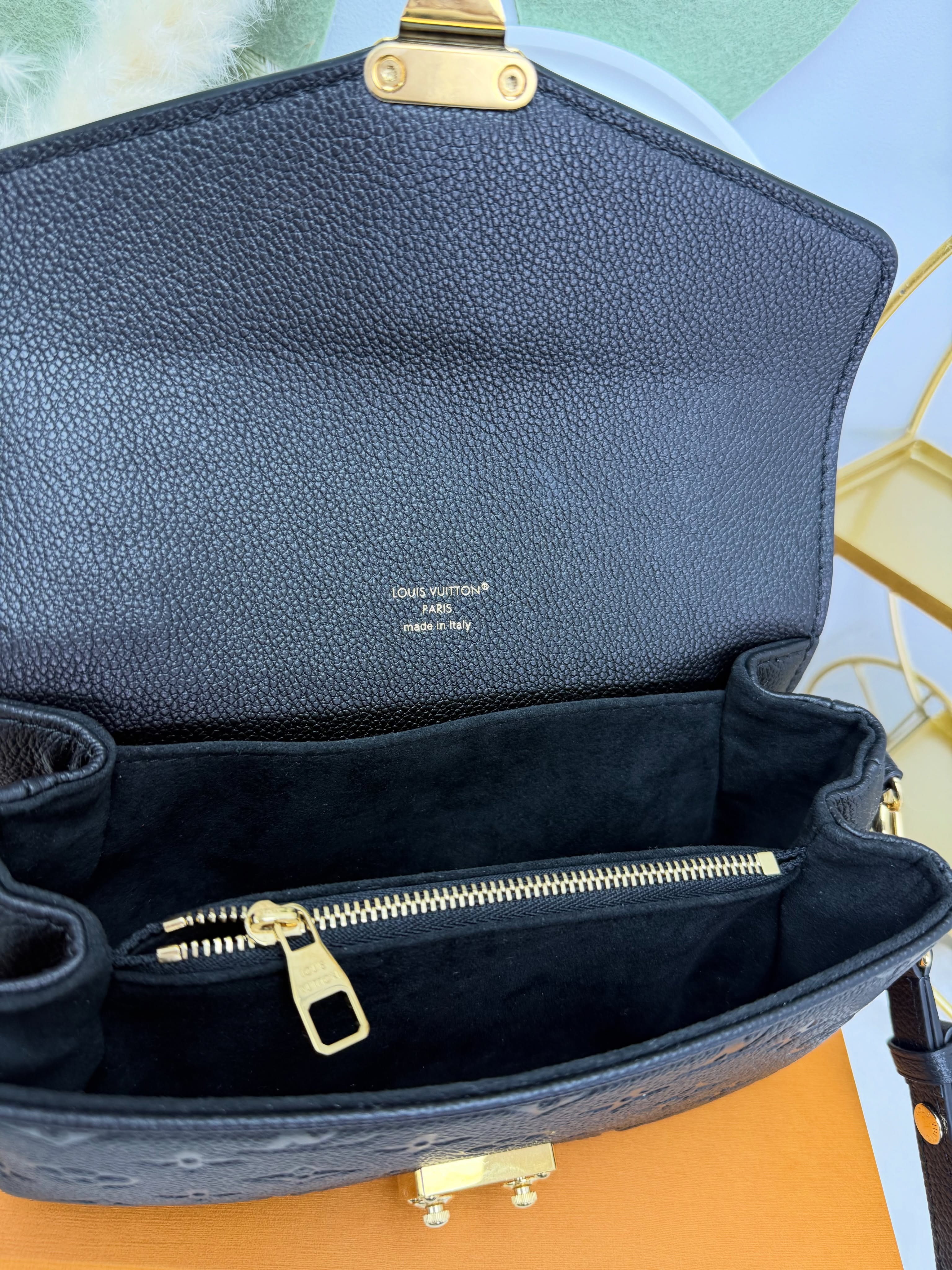 LV👜 PRE OWNED 🛍️黑皮壓花皮革金扣pochette Métis🖤全套有2026年8月專門店單 晶片款💛
