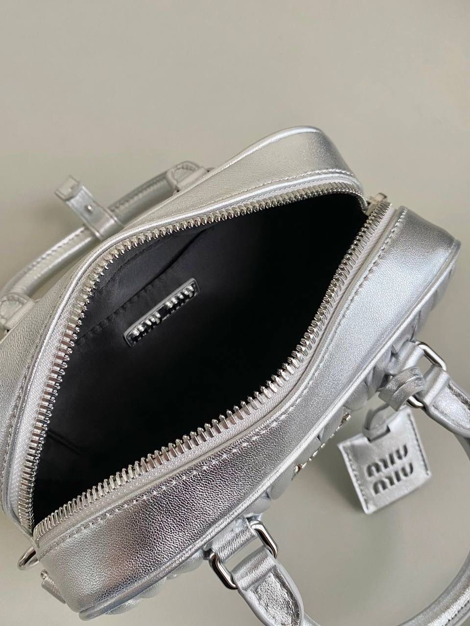 🈶银色小号， 𝗠𝗶𝘂𝗠𝗶𝘂褶皱保龄球小方包 火爆全网都不用多说，人手一只的程度 我们用的是进口小羊皮！非国产皮料 肉眼可见的细腻，软软糯糯触感非常好！ 他家经典独特的褶皱工艺，是要有一定厚度 底料太薄了都做不出它的饱满和弹性 更不是市场通货干瘪瘪的褶皱，实在太假 我们新合作的老师傅在这细节上扣的很认真 一缕一折都有zp的神韵，且做到对版！！ 追求高品质的来🔥⚡️ 13×19×6m #F0012m