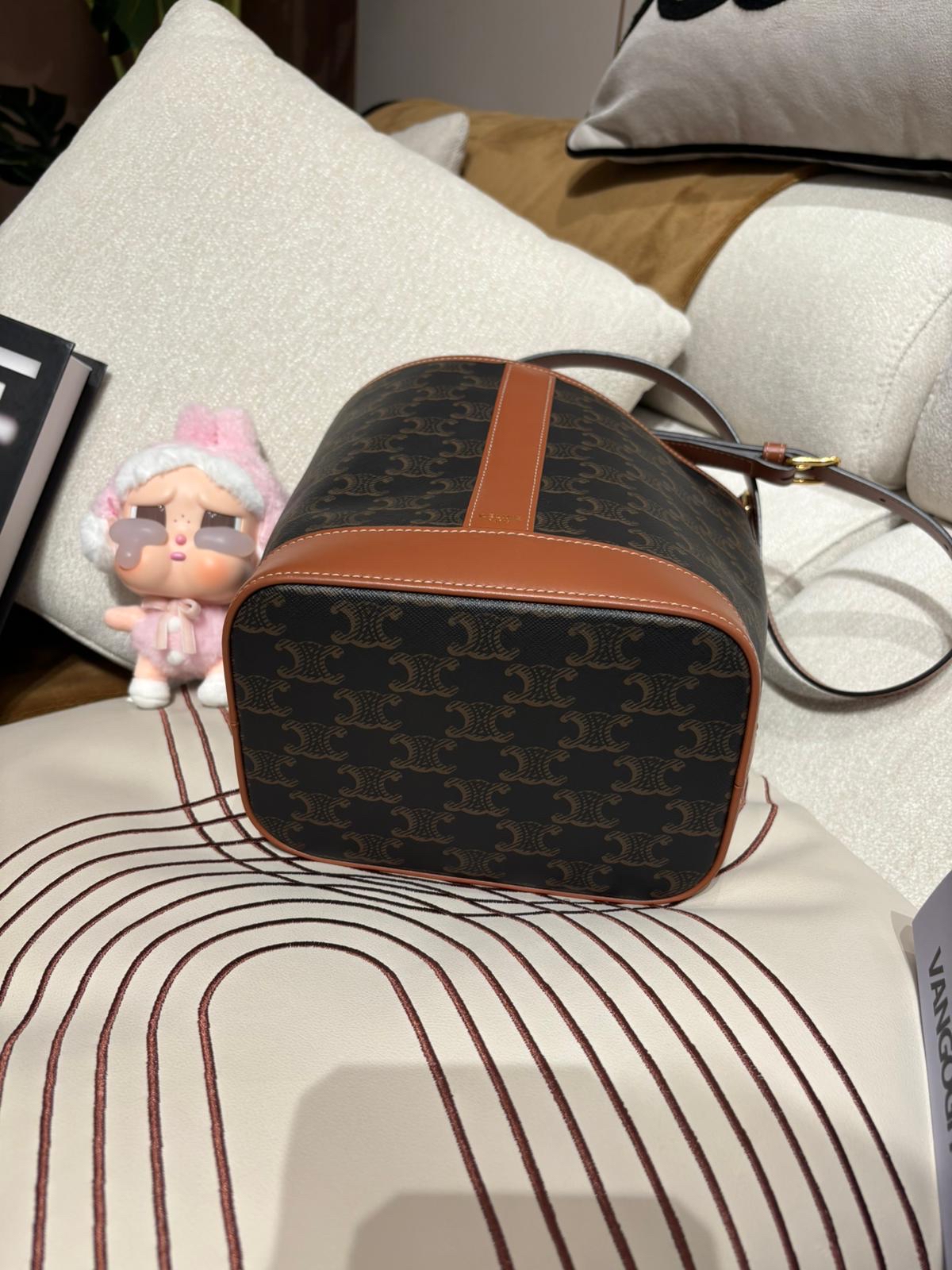 Celine small buckwt bag in triomphe 100%Authentic, 98%New ✅Dust bag