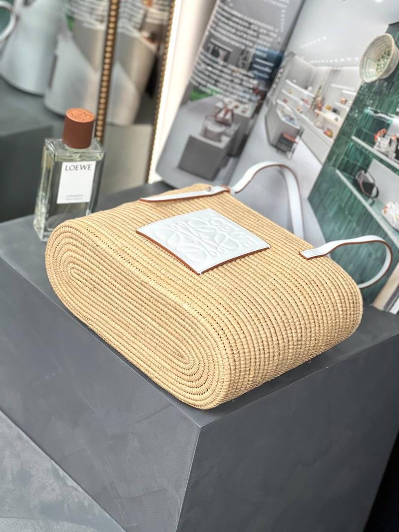 𝑷𝒂𝒖𝒍𝒂'𝒔 𝑰𝒃𝒊𝒛𝒂 菜篮子 🧺到货!! 面料：进口棕榈纤维/牛皮 编码：182006 颜色：原木/白色 尺寸：28*20*10cm （下单须知：‼️由于天然纤维材料特别，带毛刺，日照时间长短不同，颜色会略有变化，纯手工制作，每个包的尺寸也会所不同‼️） 这款菜篮子做工比之前愈加细腻，背上不会显得笨拙,反而衬得小巧精致、时尚清新,草编与小牛皮的搭配,更显随性自然。 🏷️小Tips：防尘袋可放内里做内胆收纳包使用哦