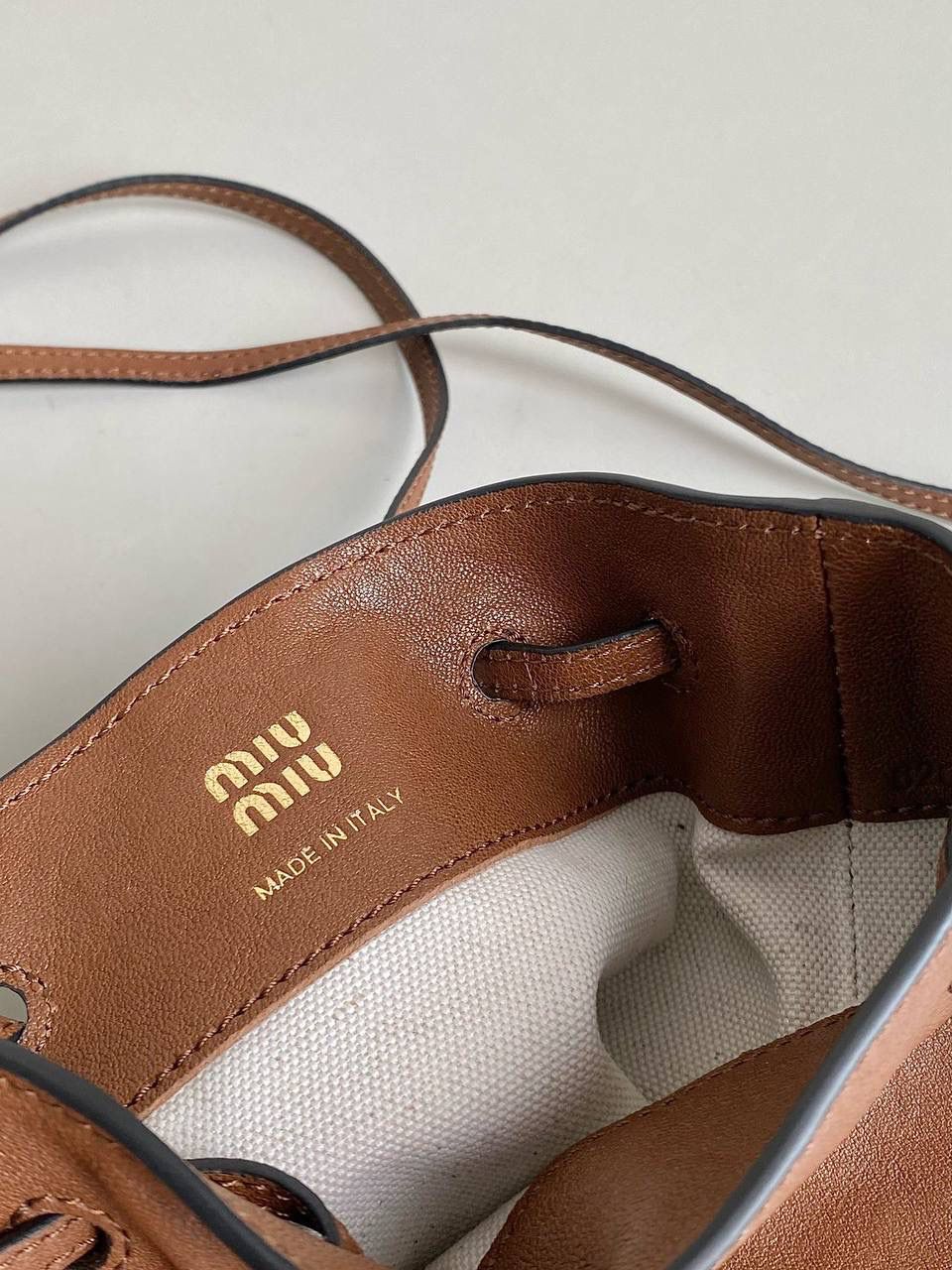 🈶焦糖棕 𝗠𝗶𝘂𝗠𝗶𝘂迷你小水桶 又一只可可爱爱的小斜挎 头层Nappa(纳帕)羊皮用料 柔软细腻有光泽，透出高级的质感 整个包都好软糯手感超治愈的！！ 自重是非常非常轻！日常还能装不少 两条细肩带很有个性，长度都可以调 夏天小包闭眼冲就是了，好实用 17×14×6cm，#F0051m