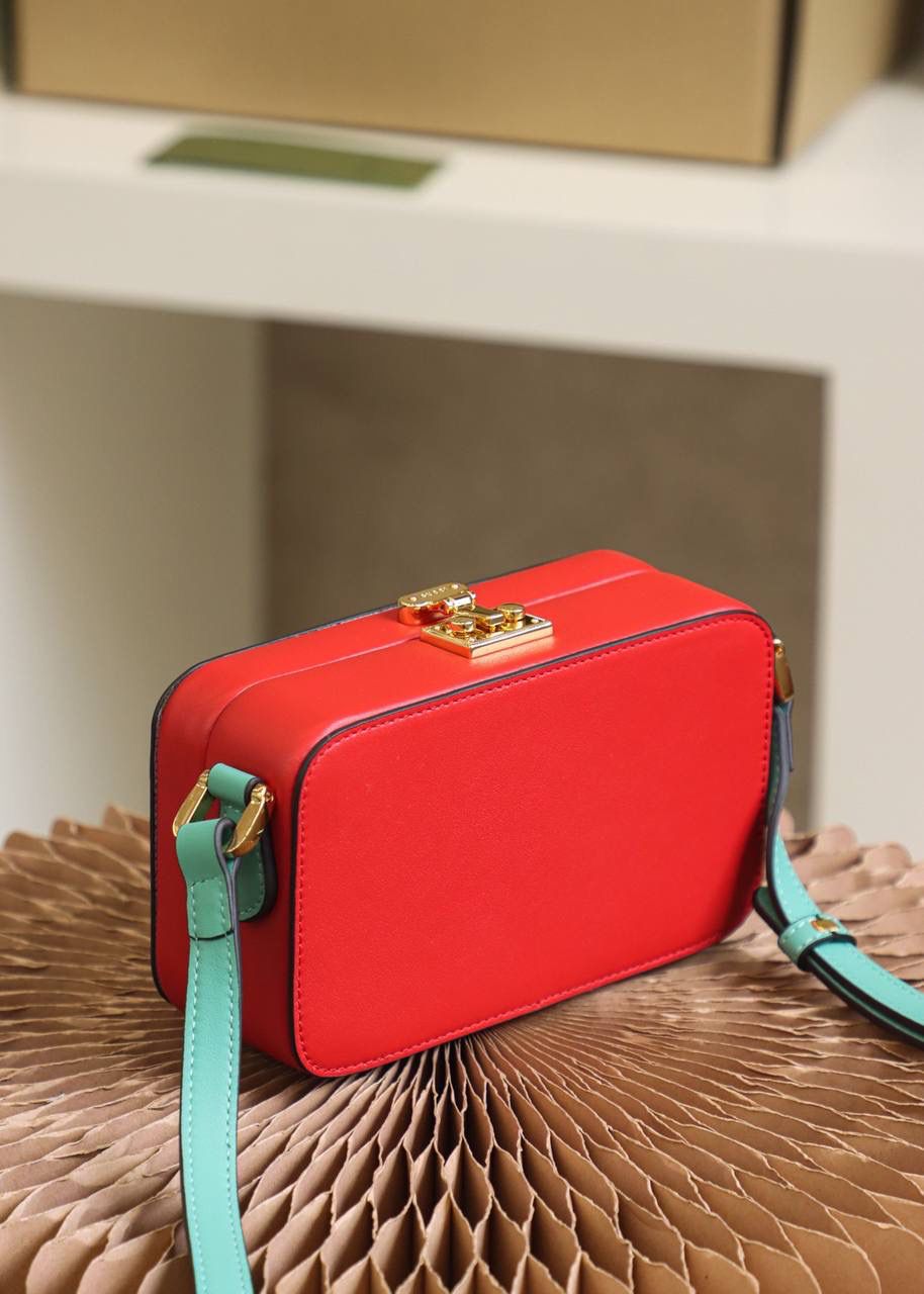 ▪️ 𝙂𝙂盒子包 高级感撞色设计#658230#▪️ ✔️尺寸：17*10*5.5cm 小古新品𝙂𝙂撞色设计盒子包， 这一届的新品太让人眼前一亮了， 撞色的设计搭配盒子包造型， 自带可爱少女气息，竟然附带一丝复古元素！ 盒子包造型搭配经典的𝙋𝙖𝙙𝙡𝙤𝙘𝙠系列锁扣， 可爱的元素搭配经典的搭配融合得恰好！🌈 爱了，双𝙂增添了当代时尚格调！
