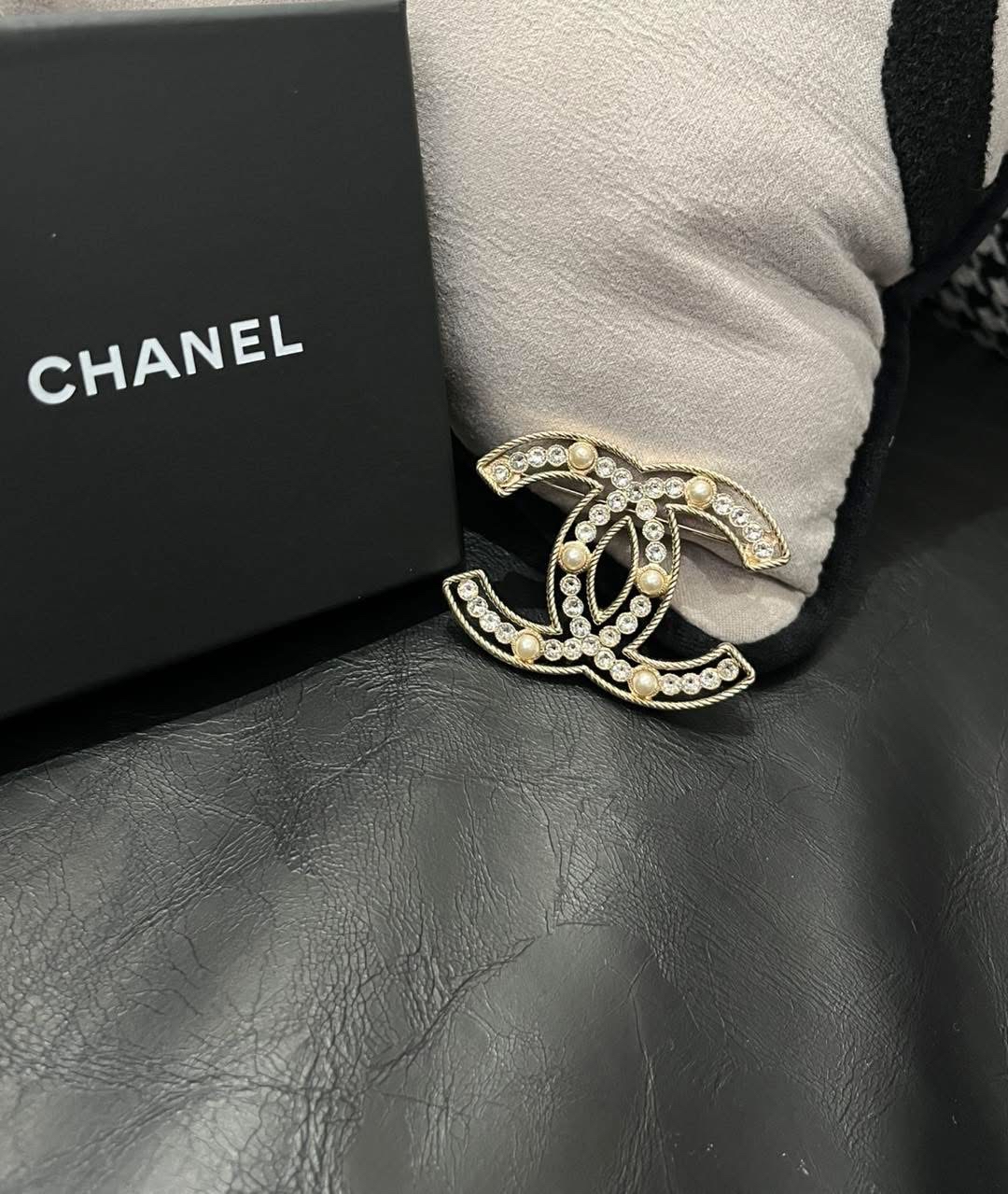 Chanel brooch pearl cc logo 心口針 100%Authentic ,99%new ✅dust bag✅box 