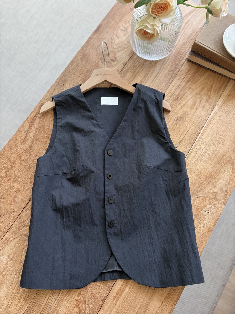 Minimal Buttoned Vest (Ivory)