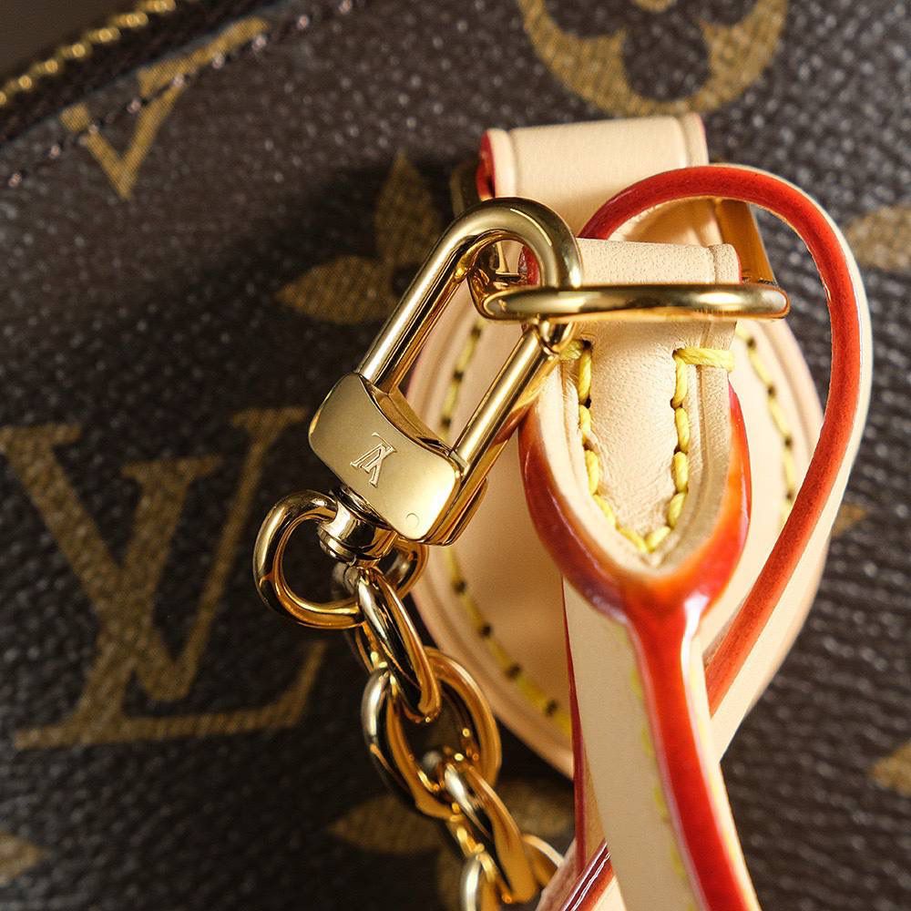 𝐋𝐎𝐂𝐊𝐈𝐓 𝐁𝐁芯片菱形跳动码系列👜✨ 当季新品复古潮流𝑳𝒐𝒄𝒌𝒊𝒕 𝒃𝒃系列，复古味十足配备上灵魂多变的背法✔️ 依旧是采用经典老花面料搭配上弧形上缘以及椭圆形饰边，完美呈现出现代化时尚与复古的完美结合。 小巧的包身，却能满足日常容纳需求，一包多用法，让你在使用过程种感受到它满满的高级感，真的是好用到哭✔️ 五金材质：厚镀纯钢五金 皮料材质：法国原厂皮面料【芯片版】 尺寸详情：𝟏𝟗*𝟕*𝟏𝟓𝐜𝐦