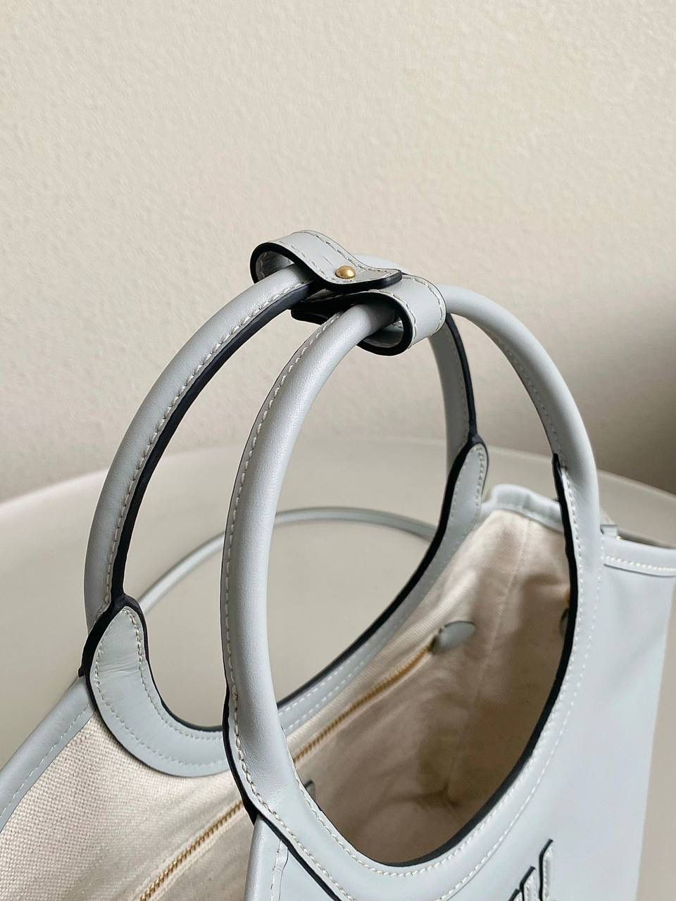 🈶冰蓝小号 𝗠𝗶𝘂𝗠𝗶𝘂托特！！ 近年miu家真的很会，都是心头爱 慵懒惬意的敞口托特搭配弧形包口 同色系浮雕logo低调又高级 软而不塌的全牛皮质感绝！ 中号大气的包身，男生女生都能驾驭 随时随地的凹造型 小号可以斜挎 小巧可爱，可太适合霓虹妹了 被痕痕拿捏住了🤙🏻 22×12×32cm #F0120m