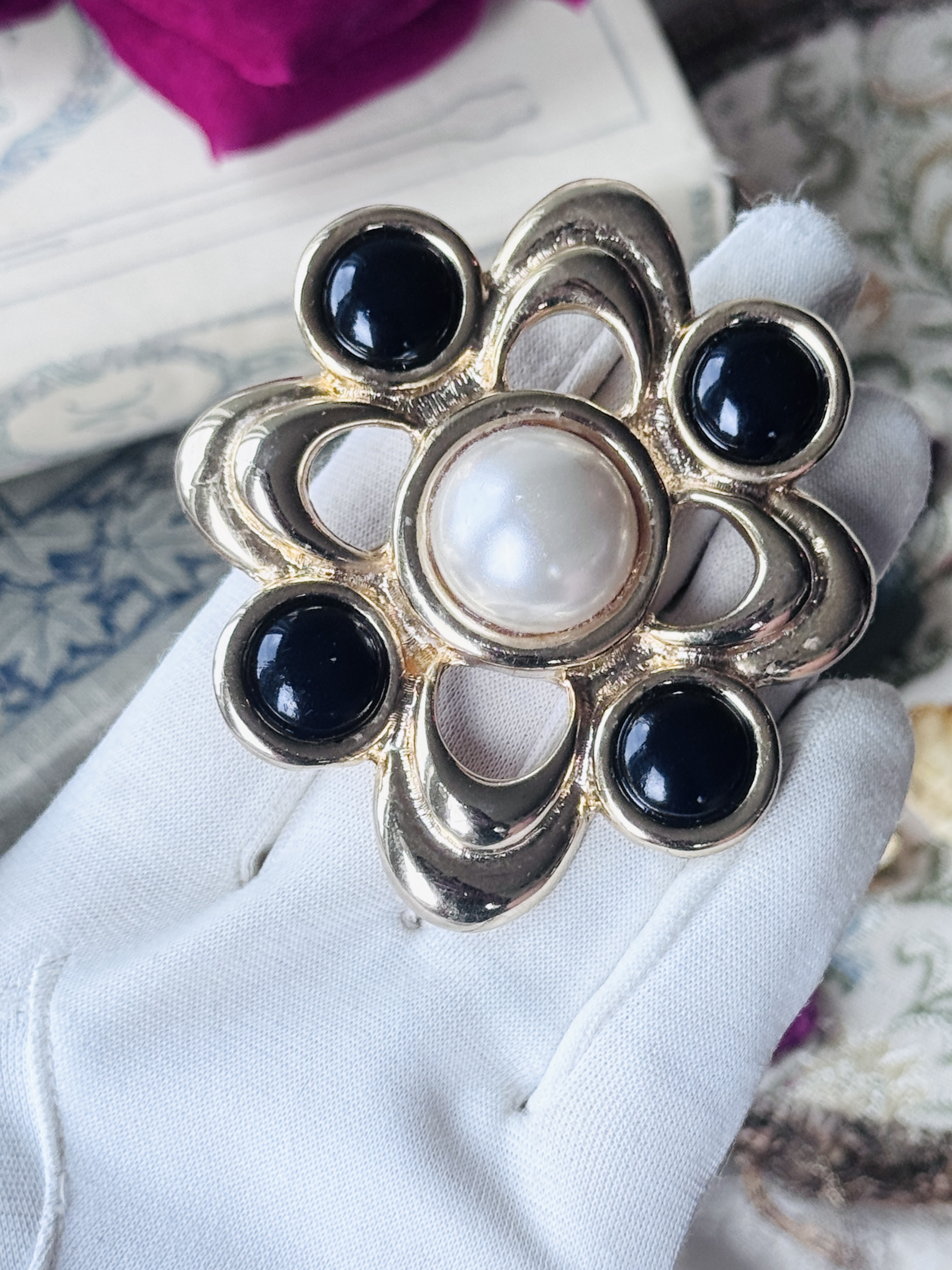 VIntage C.a. 1980s Black & White Floral Statement Brooch(MT2589-31)