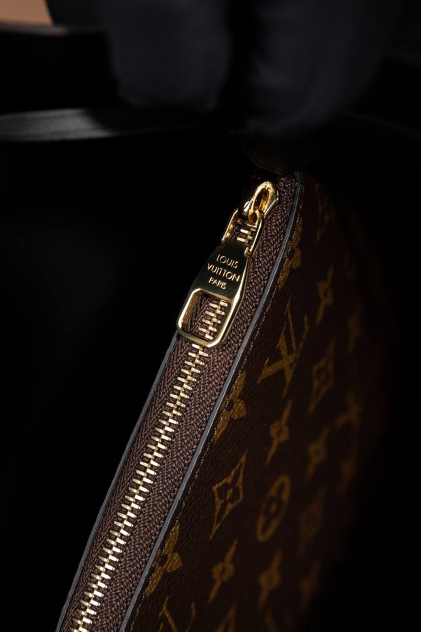 LV NÉONOÉ 水桶包 👜✨细节实拍🎀 水桶包原型来自 1932 年的香槟袋， 经典又耐看，不分年纪，背起来都很有感觉。 又能装、又好搭，休闲穿、正式穿都 OK， 属于那种越背越喜欢、怎么都不会过时的款 💖