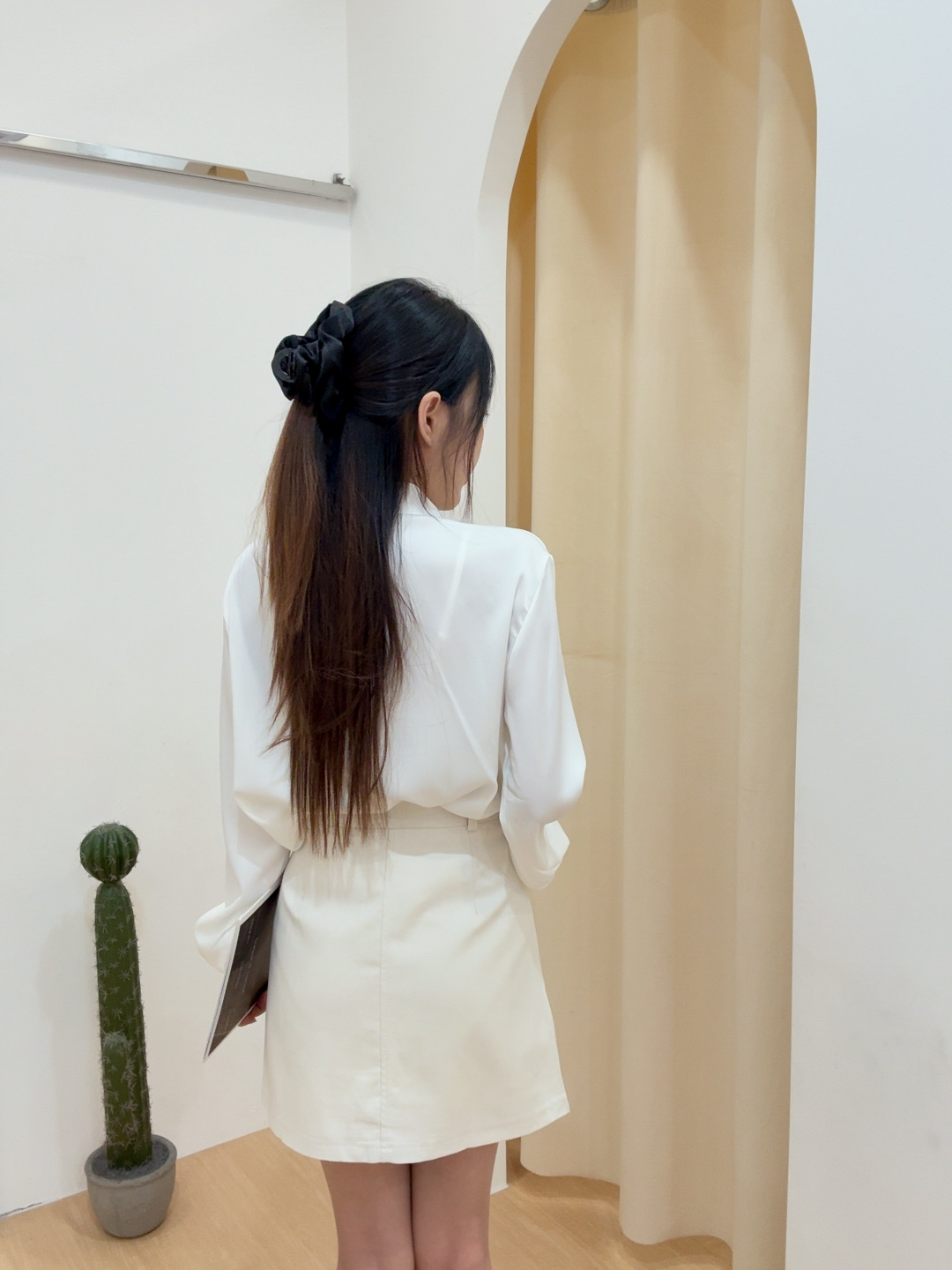 高级缎面大蝴蝶结领长袖衬衫 R2656