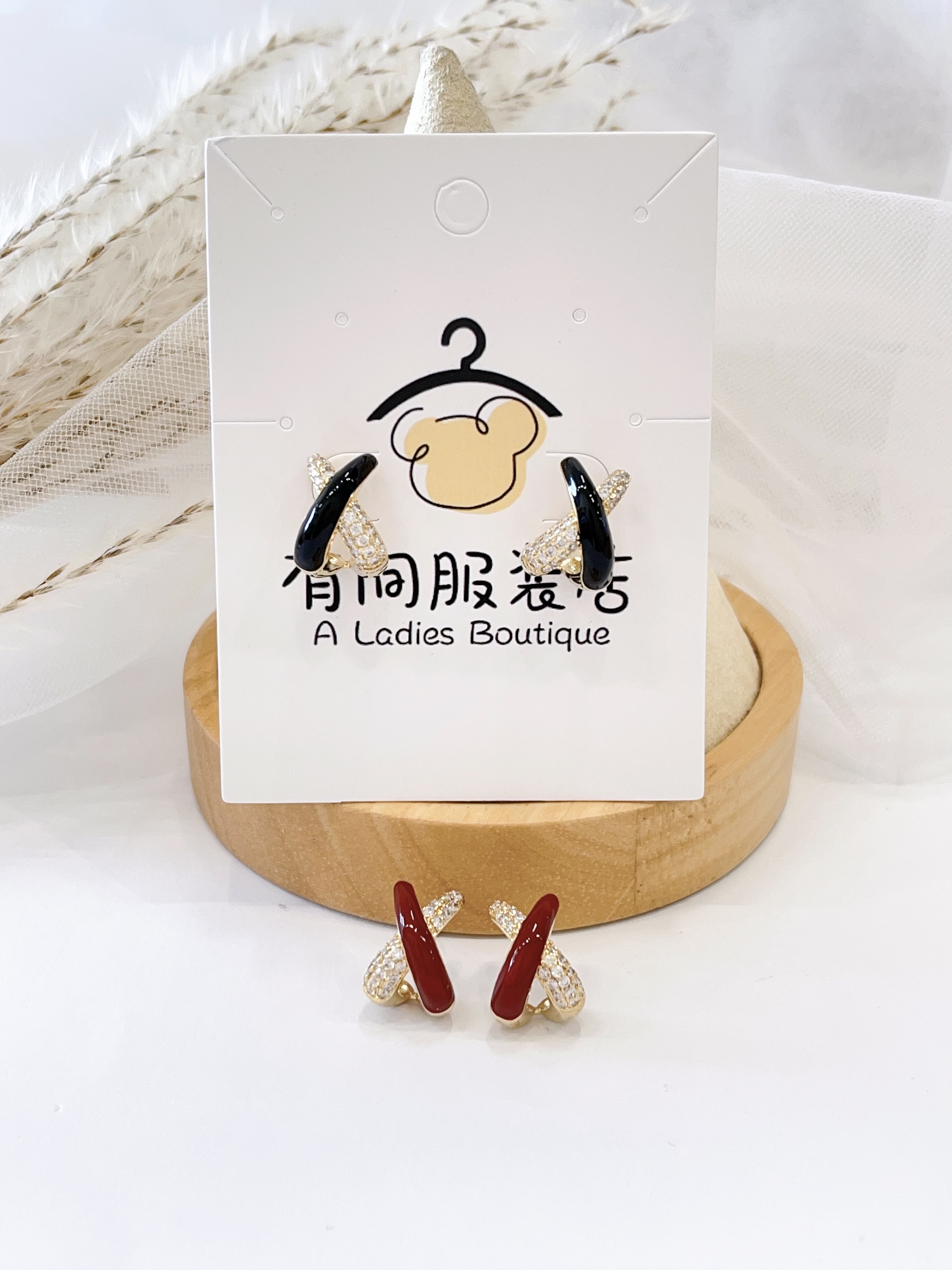 高级感镶钻交叉设计耳环✨