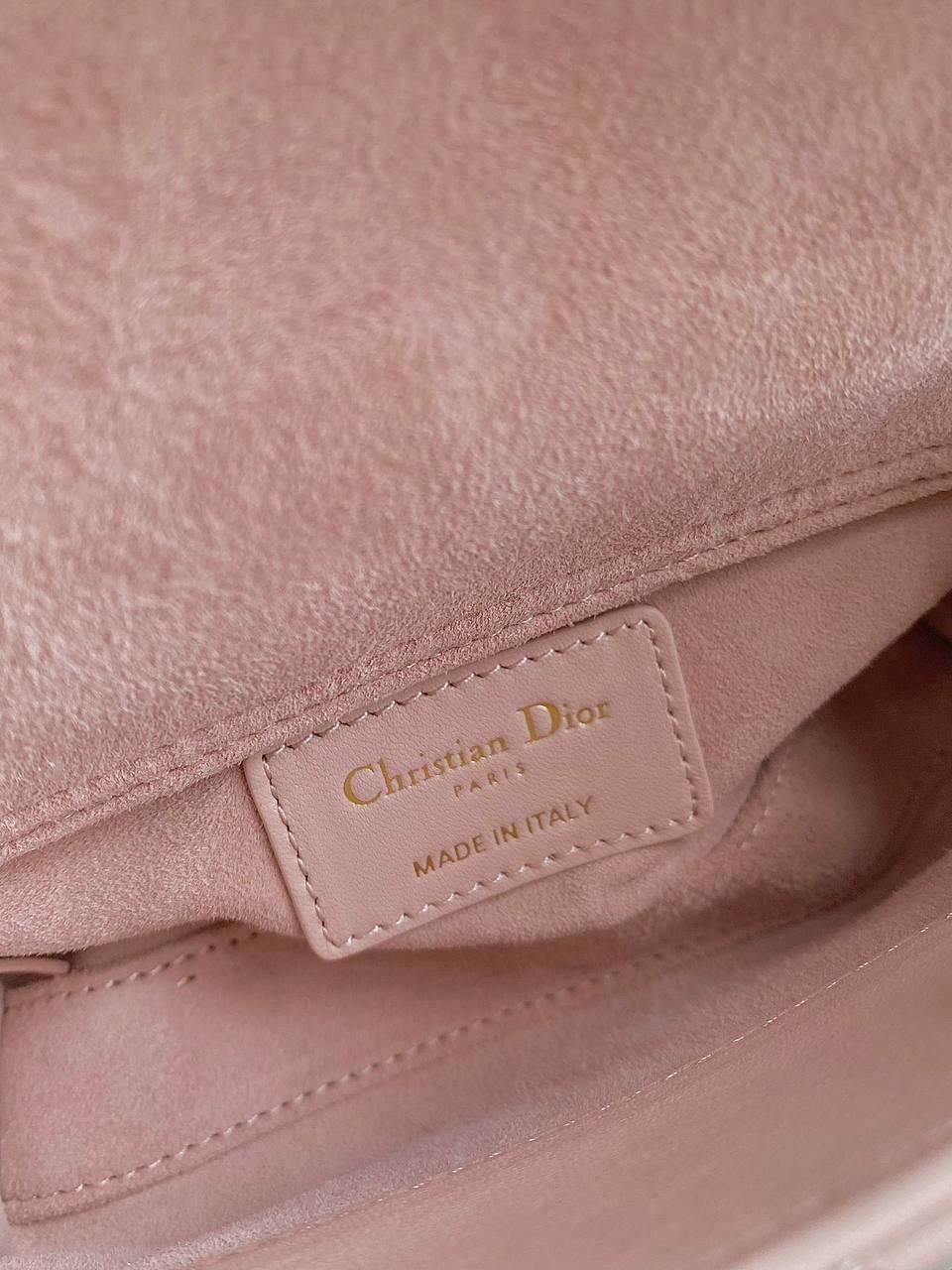 胭脂粉🩷 超迷你 𝗗𝗶𝗼𝗿 𝗗-𝗝𝗼𝘆 𝗯𝗮𝗴羊皮2023早春款 时尚果然就是轮回，回归了一把中古戴妃 长方包形，短链条➕细长肩带直接封神！！ 复古时髦感超强，真是什么场合都可以把住 绝对是lady中的天花板了，强势出圈啦姐妹们😎😍 17.5×10.5×6cm