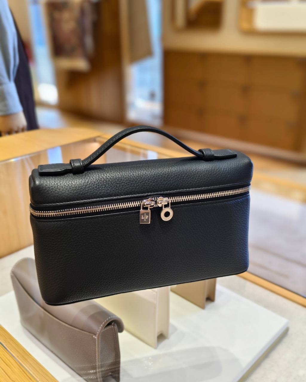 Loro Piana L19 黑銀😍🖤 Kelly pouchete平替😗